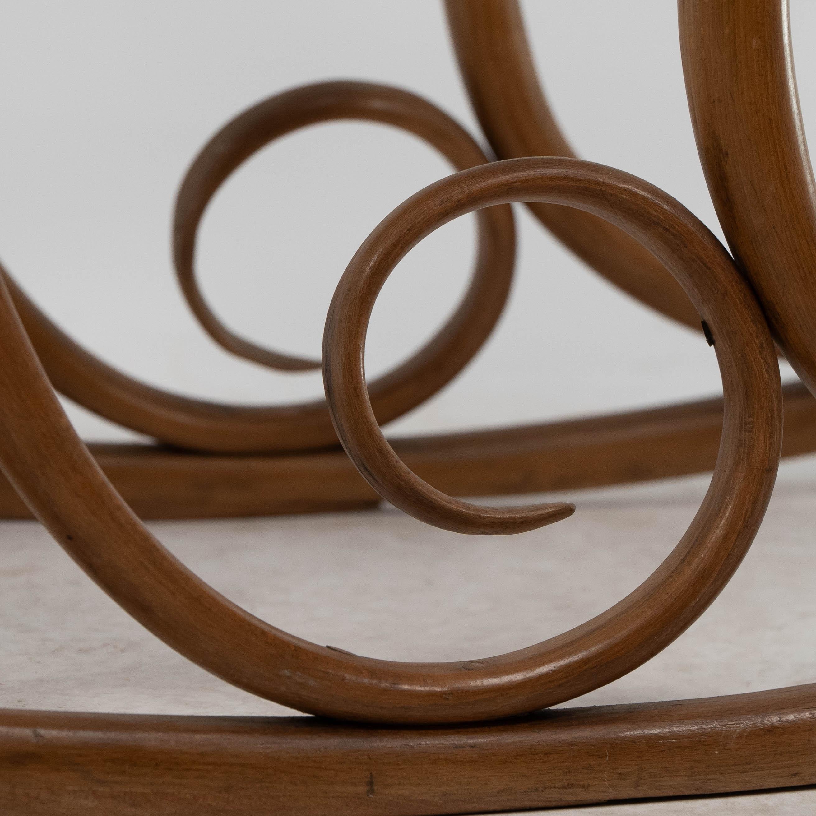 Gustav Siegel Attribuita, realizzata da Thonet, una sedia a dondolo in legno di bengala e canne in vendita 2