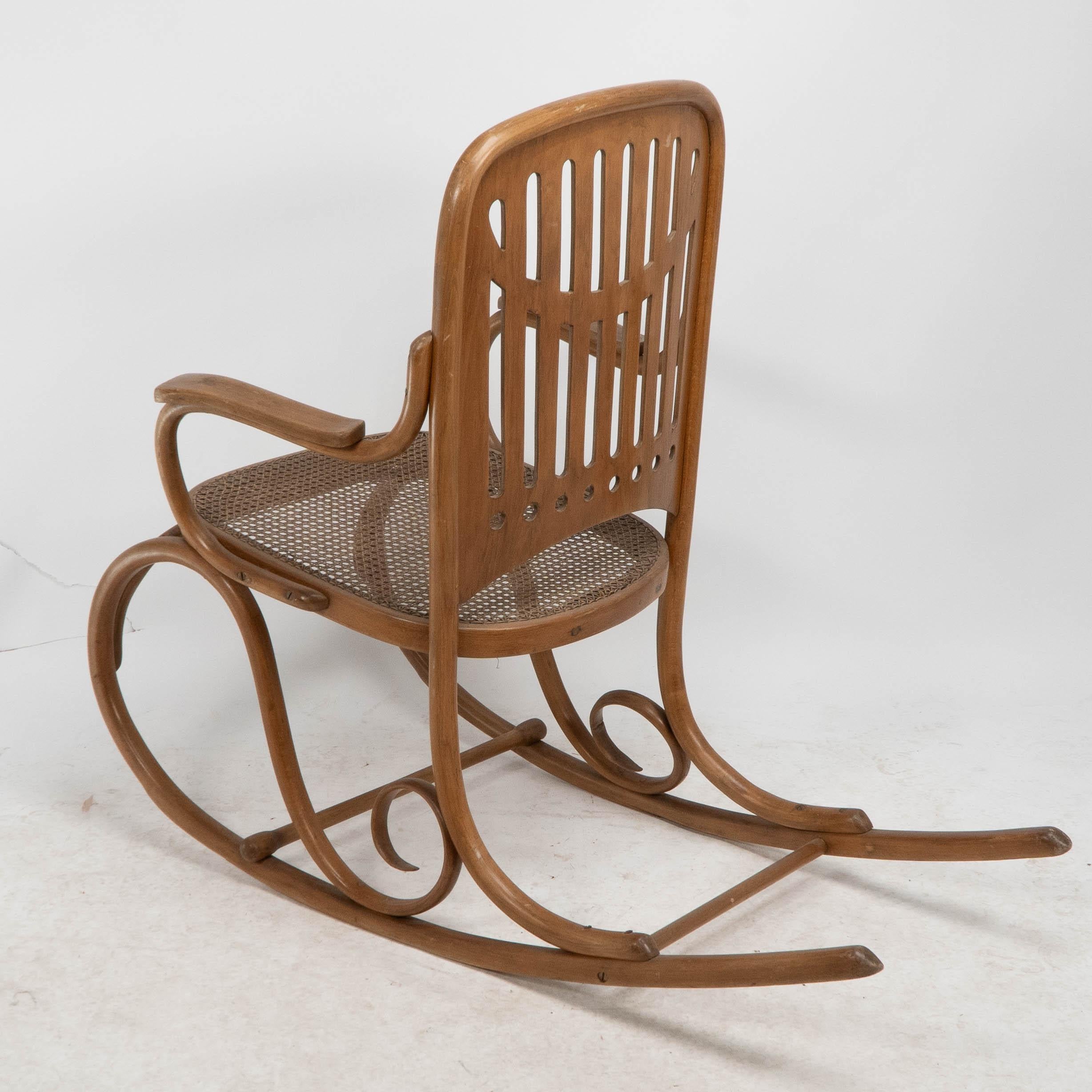 Gustav Siegel Attribuita, realizzata da Thonet, una sedia a dondolo in legno di bengala e canne in vendita 4
