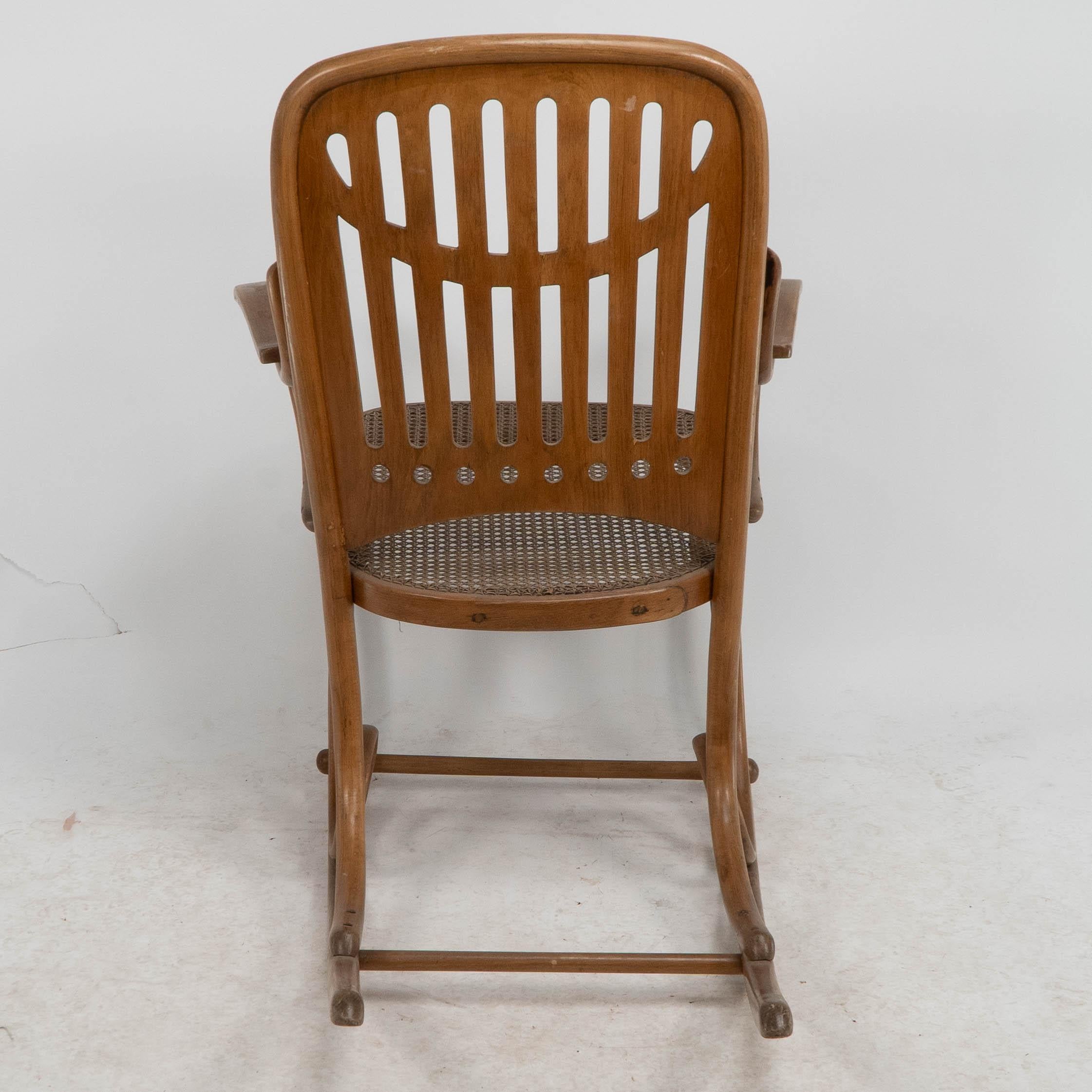 Gustav Siegel Attribuita, realizzata da Thonet, una sedia a dondolo in legno di bengala e canne in vendita 5