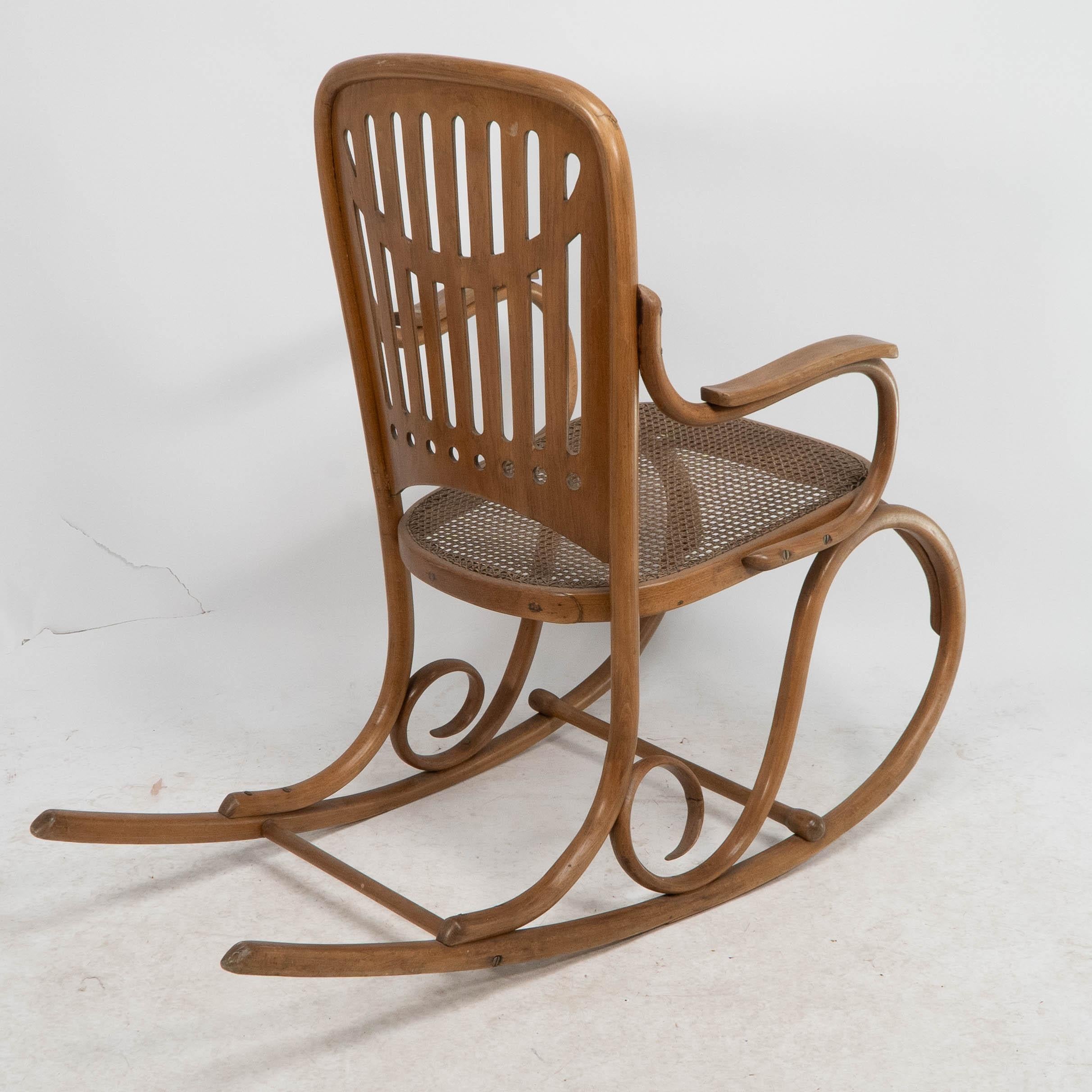 Gustav Siegel Attribuita, realizzata da Thonet, una sedia a dondolo in legno di bengala e canne in vendita 6