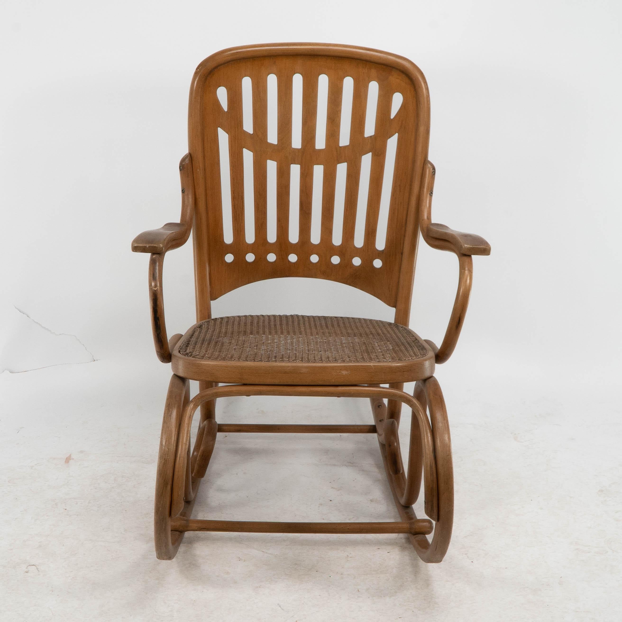 Attribuito a Gustav Siegel, realizzato da Thonet. Una sedia a dondolo in legno e canna.