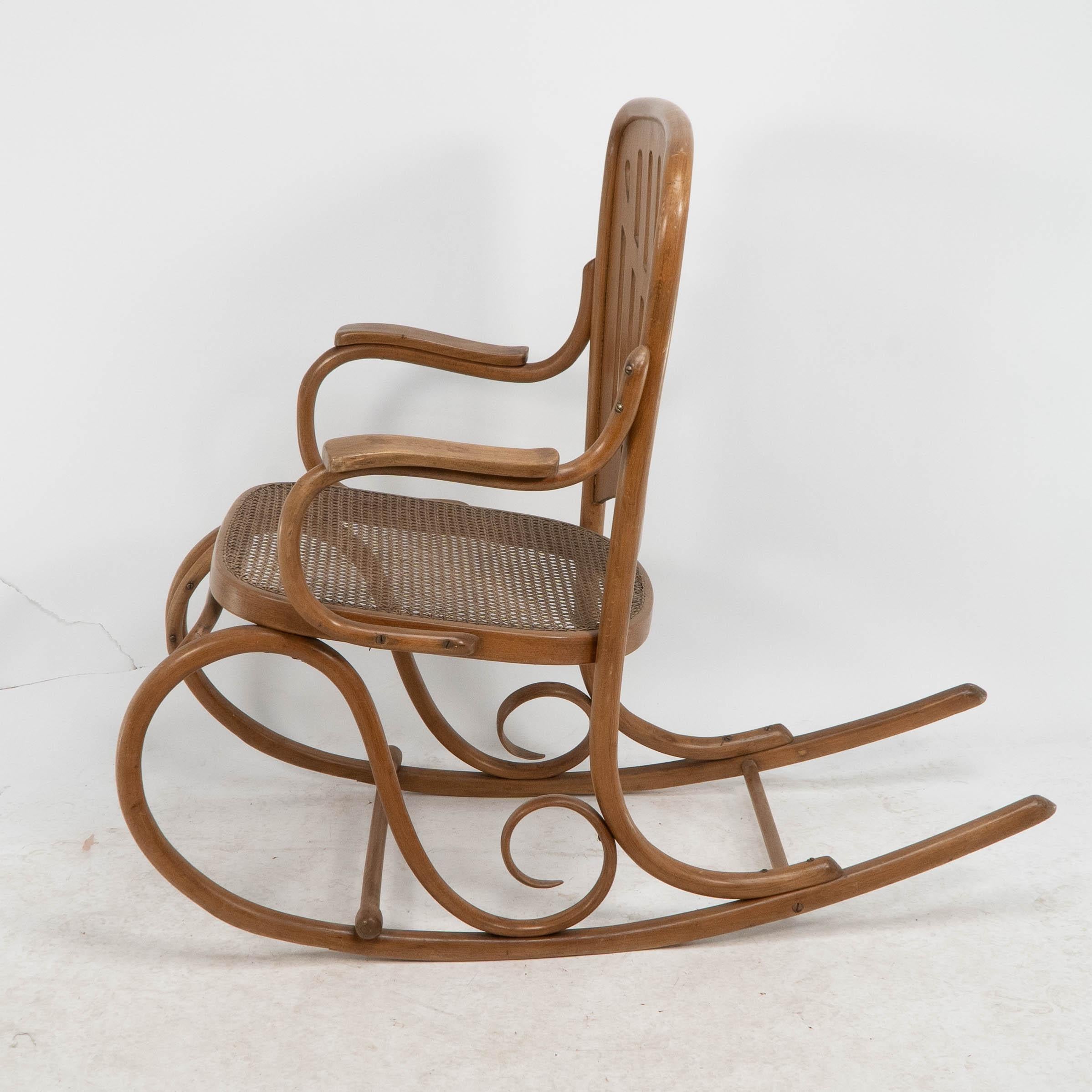 Secessione di Vienna Gustav Siegel Attribuita, realizzata da Thonet, una sedia a dondolo in legno di bengala e canne in vendita
