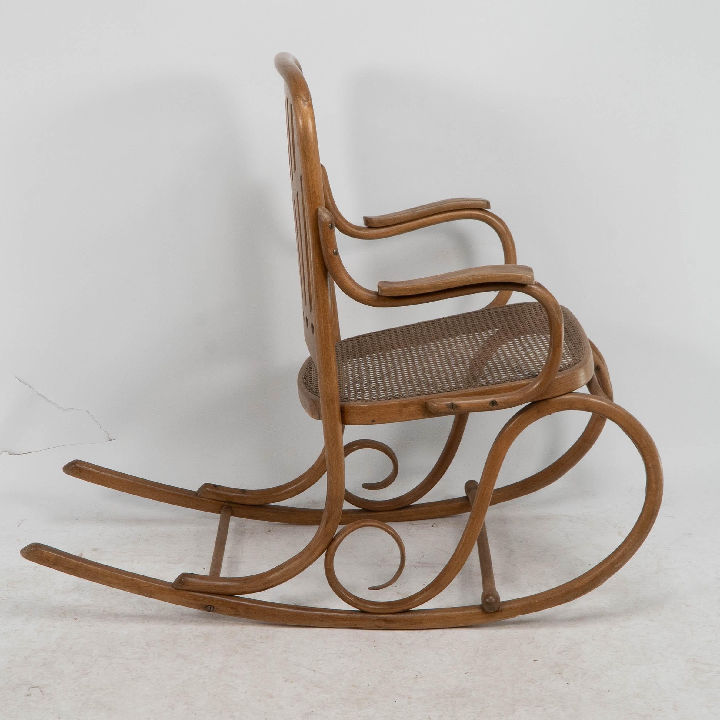 Europeo Gustav Siegel Attribuita, realizzata da Thonet, una sedia a dondolo in legno di bengala e canne in vendita