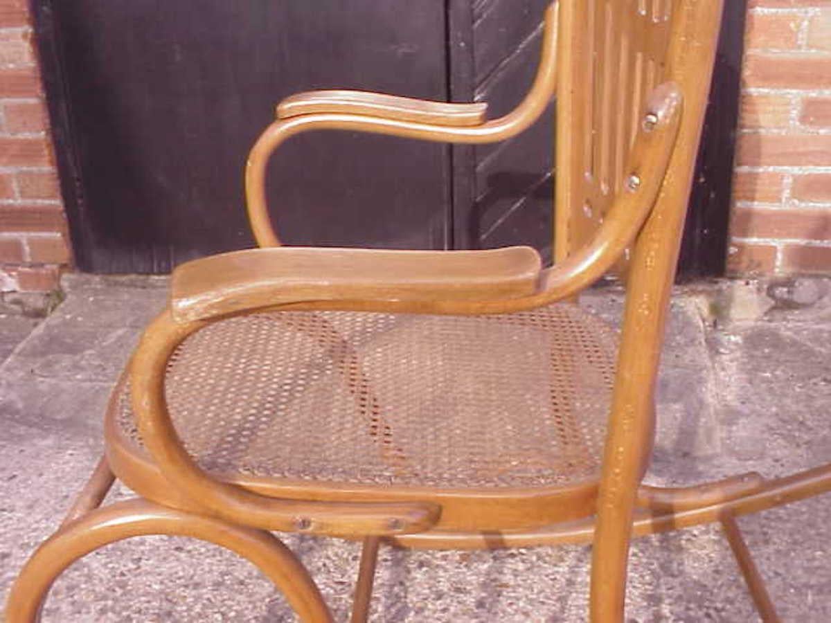 Chaise à bascule attribuée à Gustav Siegel, fabriquée par Thonet, en bois cintré et rotin Bon état - En vente à London, GB