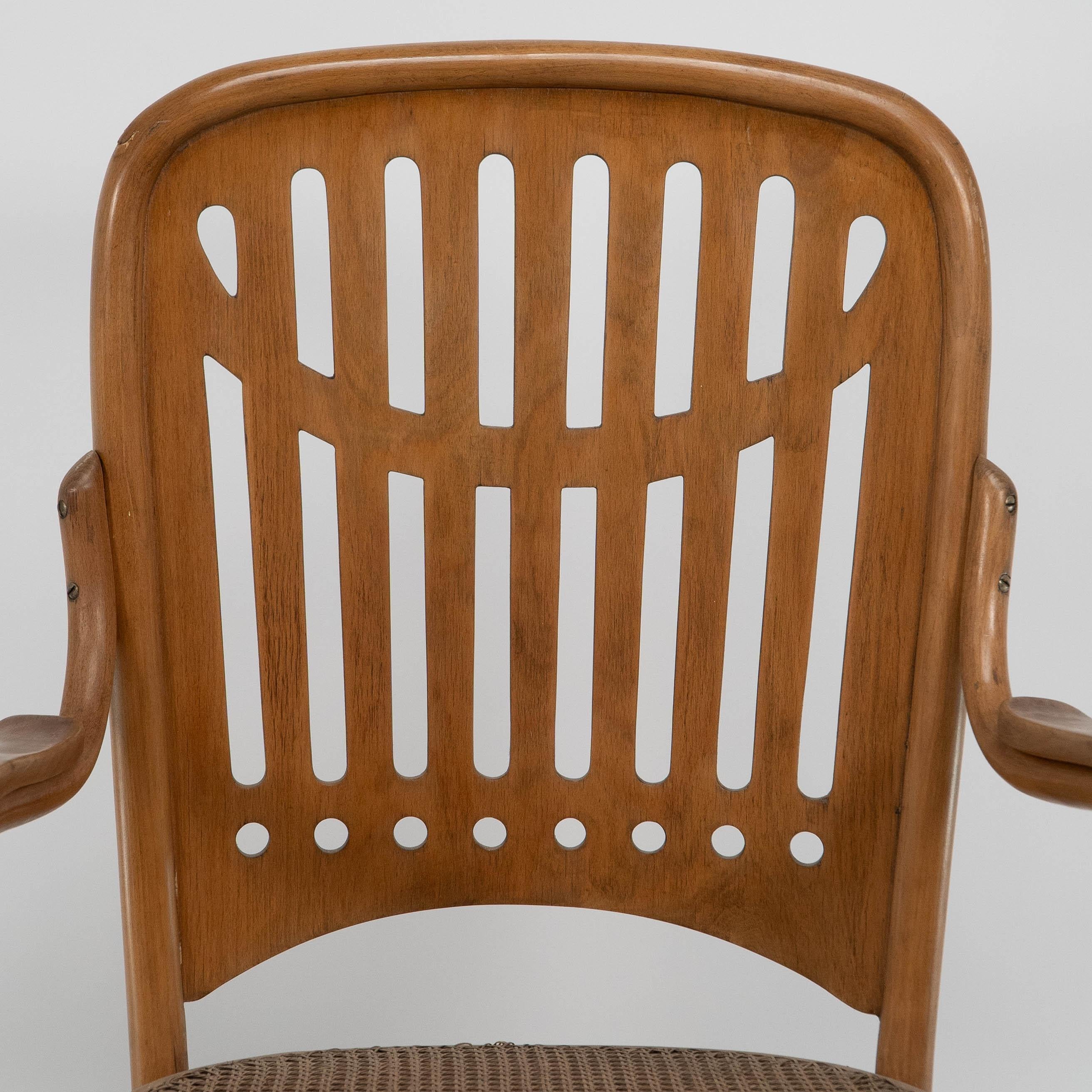 Fatto a mano Gustav Siegel Attribuita, realizzata da Thonet, una sedia a dondolo in legno di bengala e canne in vendita