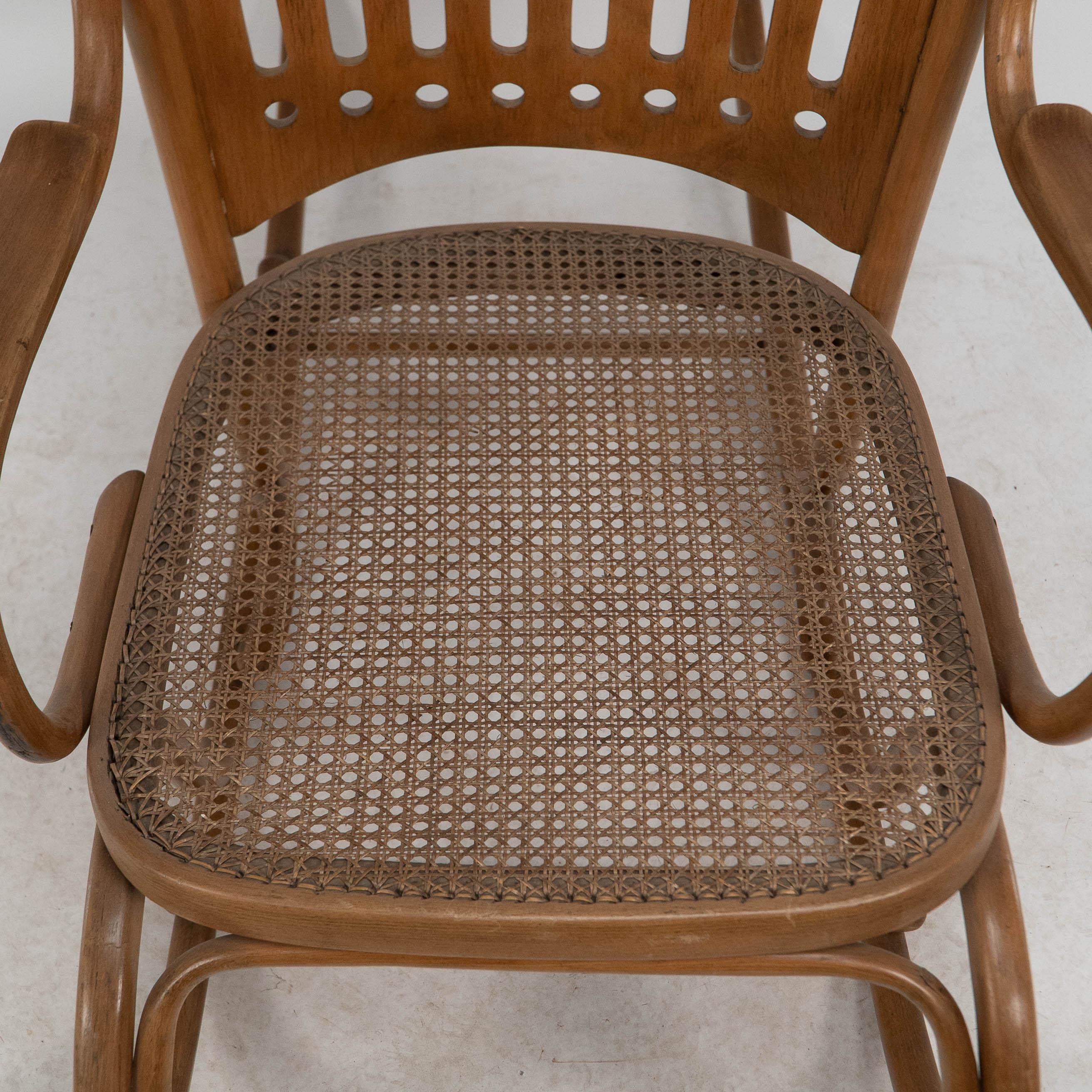 Inizio XX secolo Gustav Siegel Attribuita, realizzata da Thonet, una sedia a dondolo in legno di bengala e canne in vendita