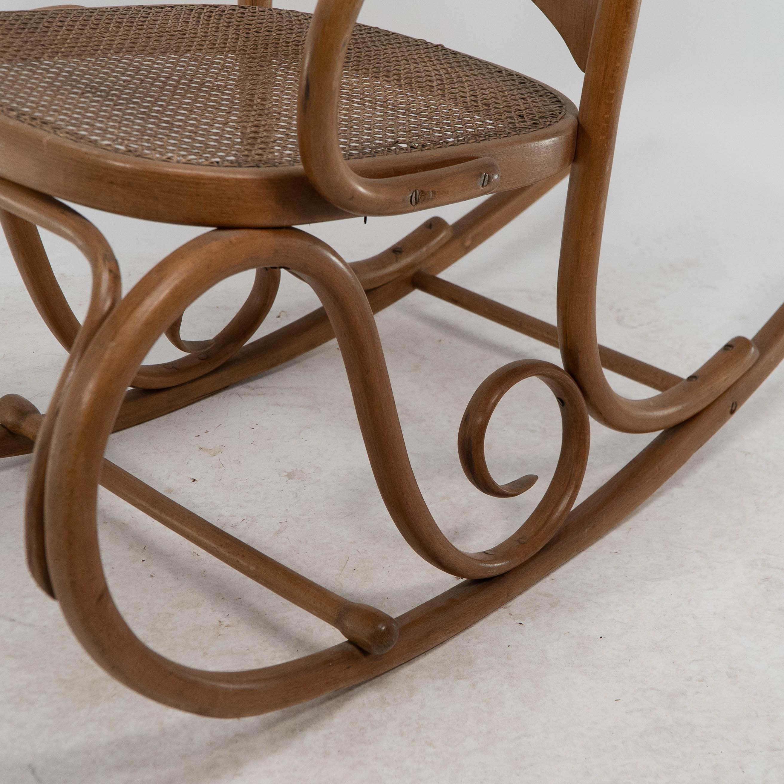 Canna Gustav Siegel Attribuita, realizzata da Thonet, una sedia a dondolo in legno di bengala e canne in vendita