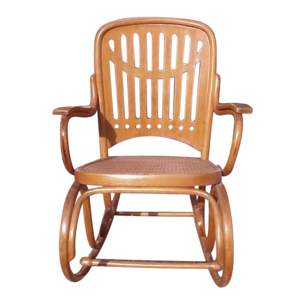 Chaise à bascule attribuée à Gustav Siegel, fabriquée par Thonet, en bois cintré et rotin