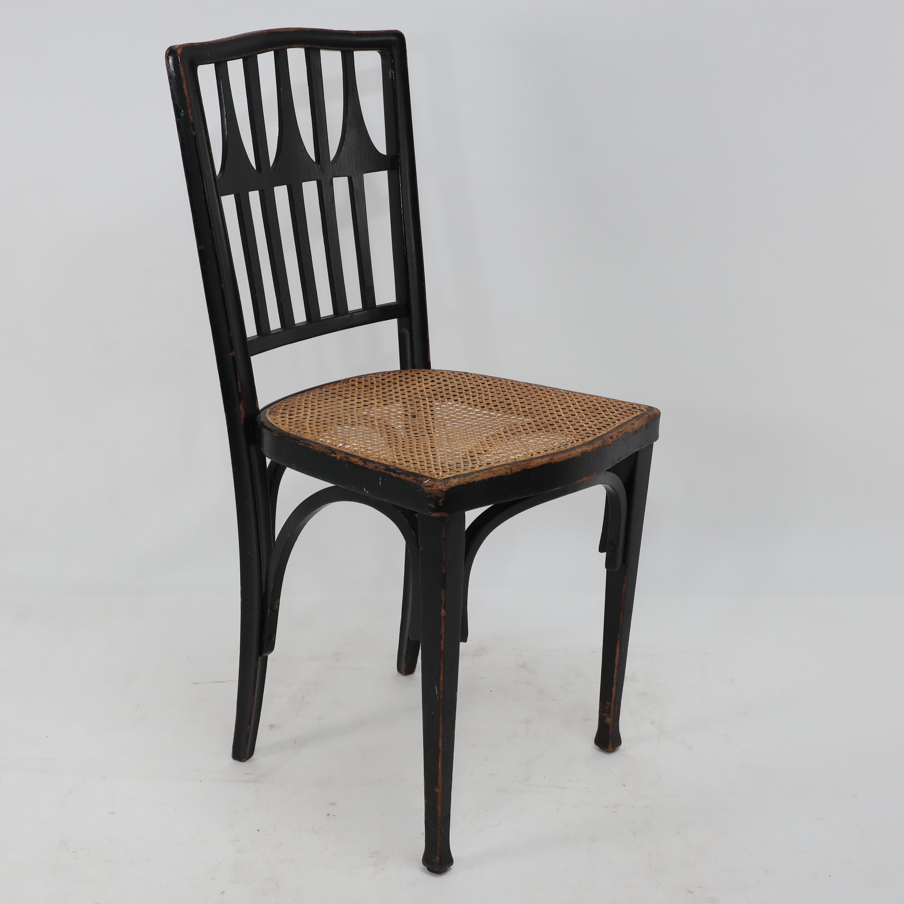 Gustav Siegel für J&J Kohn. Drei Esstischstühle aus ebonisiertem Bugholz oder Café-Stühle. Zwei mit neuen Rohrsitzen, einer mit dem ursprünglichen Rohrsitz. 

Preis pro Stuhl.
Alle Stühle haben die gleichen Abmessungen.