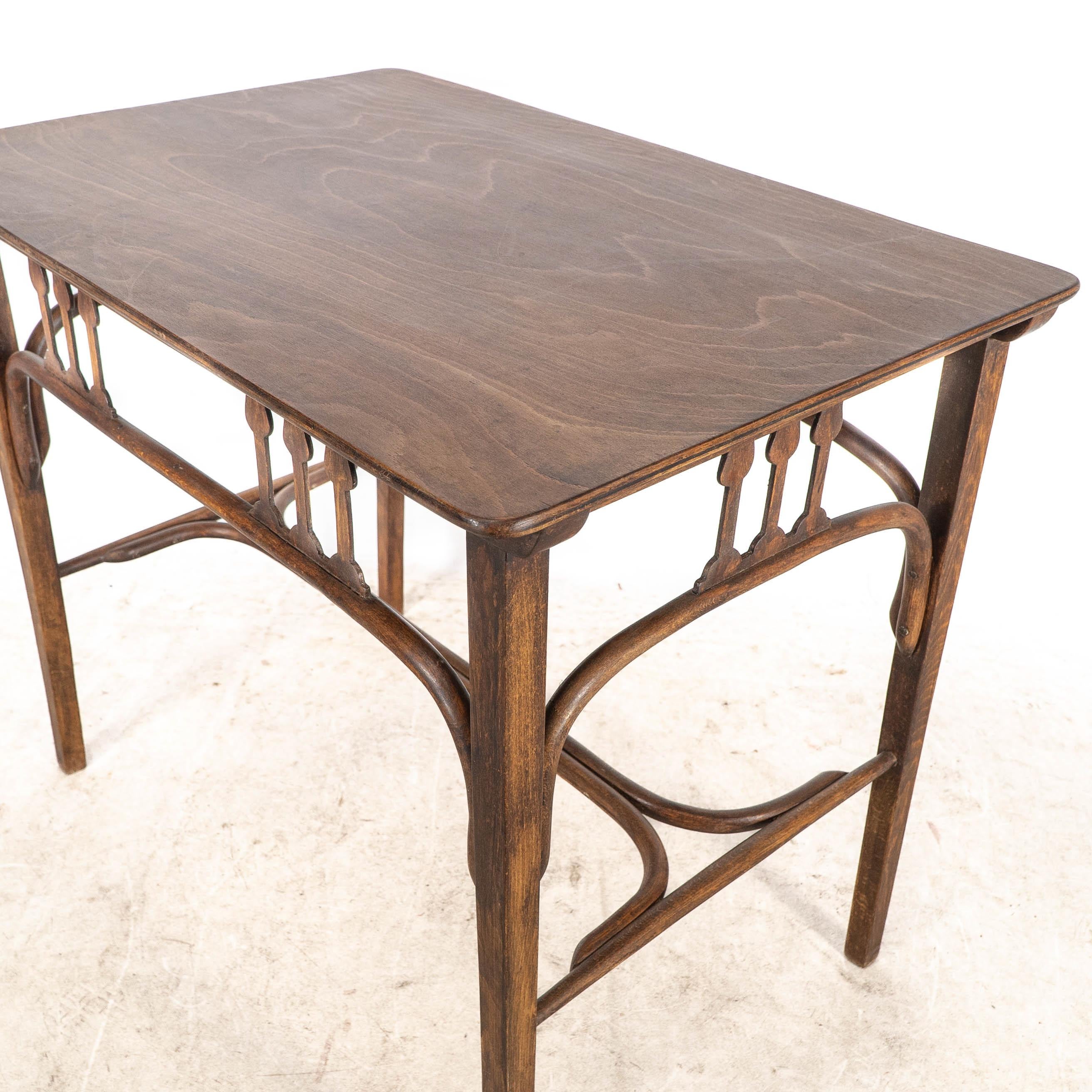 Gustav Siegel pour Jacob & Josef Kohn, une table en bois cintré sécessionniste de Vienne en vente 1