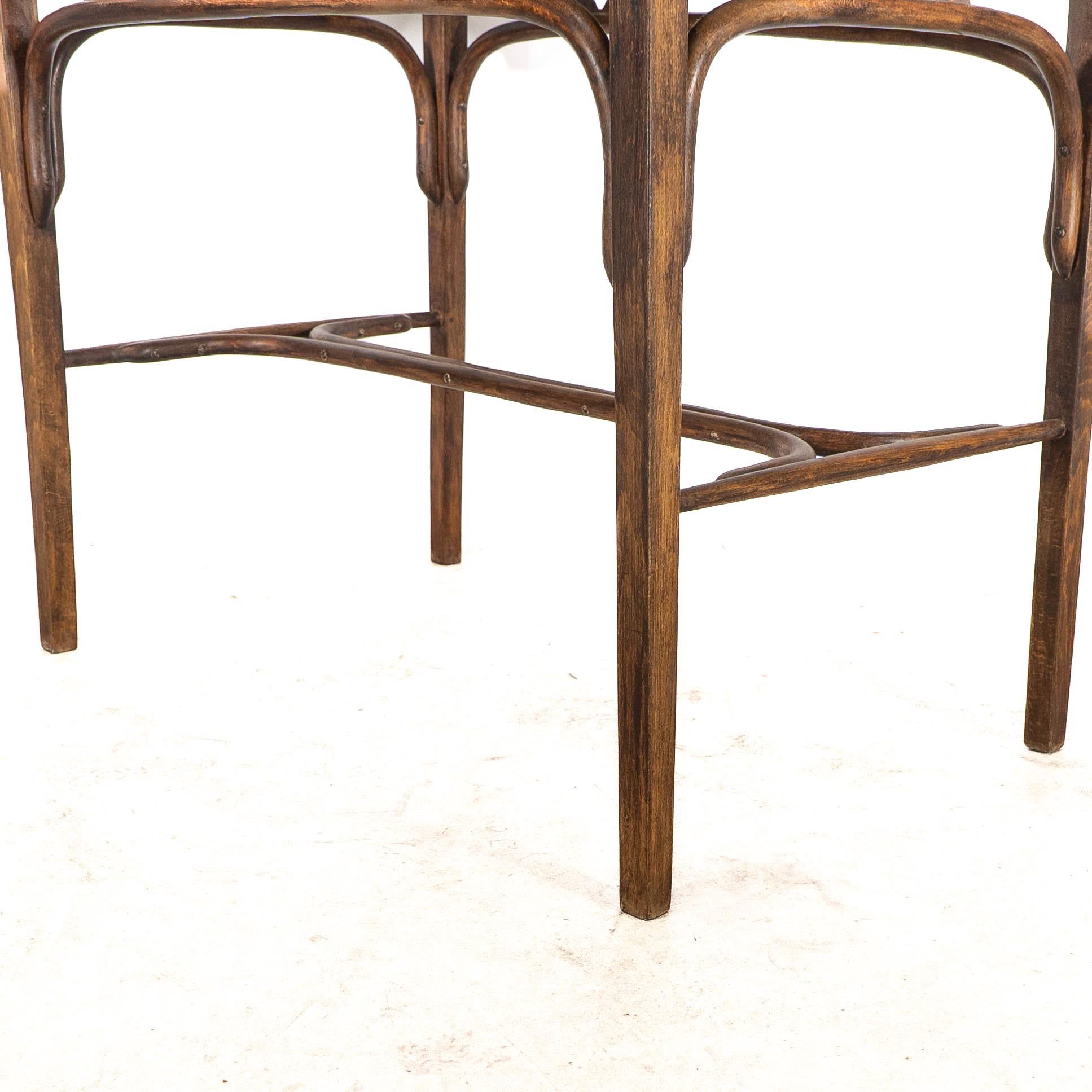 Gustav Siegel pour Jacob & Josef Kohn, une table en bois cintré sécessionniste de Vienne en vente 2