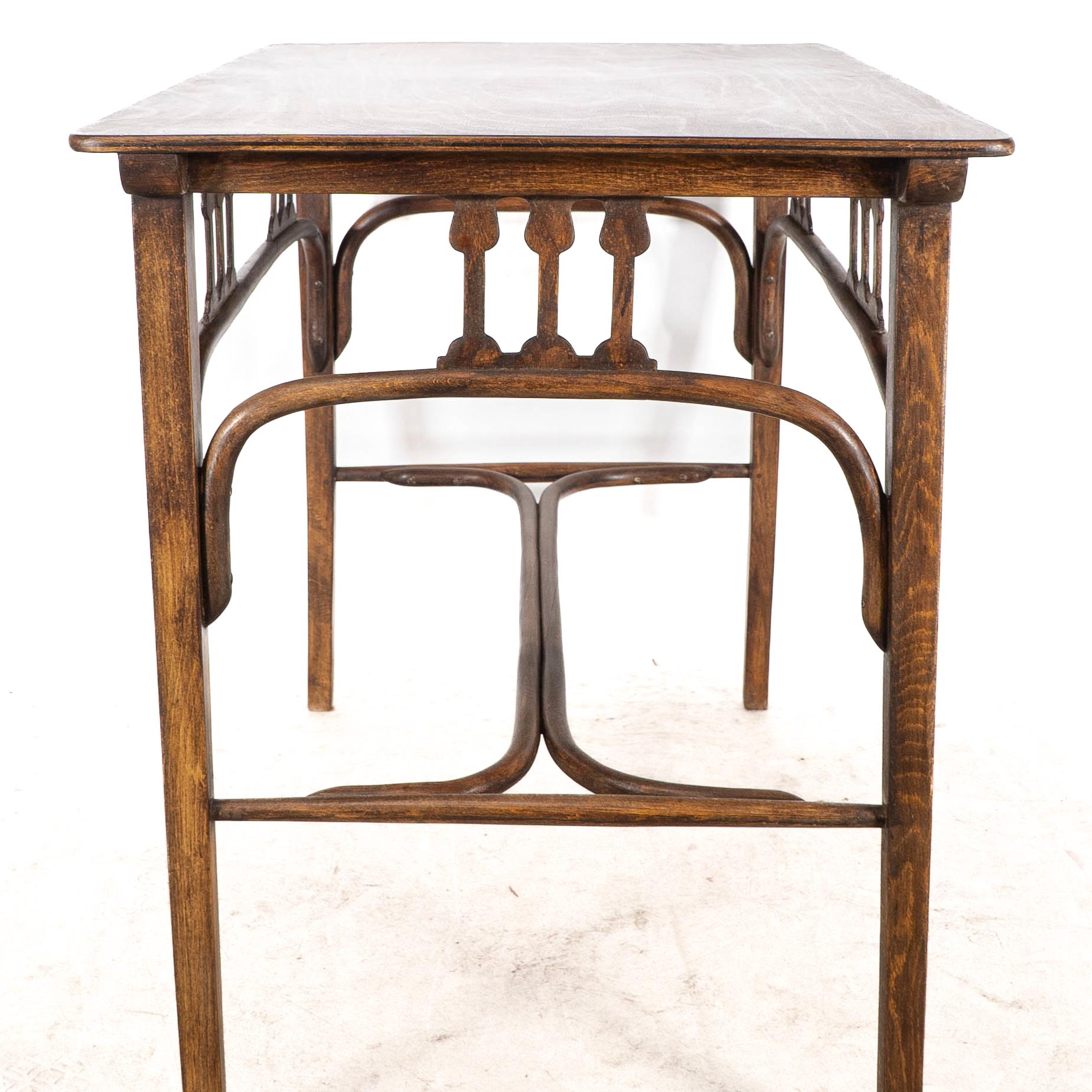Gustav Siegel pour Jacob & Josef Kohn, une table en bois cintré sécessionniste de Vienne en vente 3