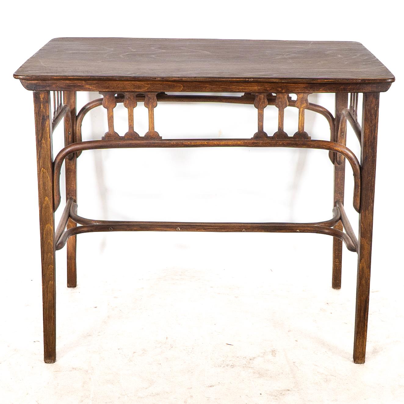 Gustav Siegel réalisé par Jacob & Josef Kohn. Table d'appoint ou de centre en bois courbé de style sécessionniste viennois.
Étiquette originale en papier sur la face inférieure.
Jacob & Josef Kohn, également connu sous le nom de J. & J. Kohn,