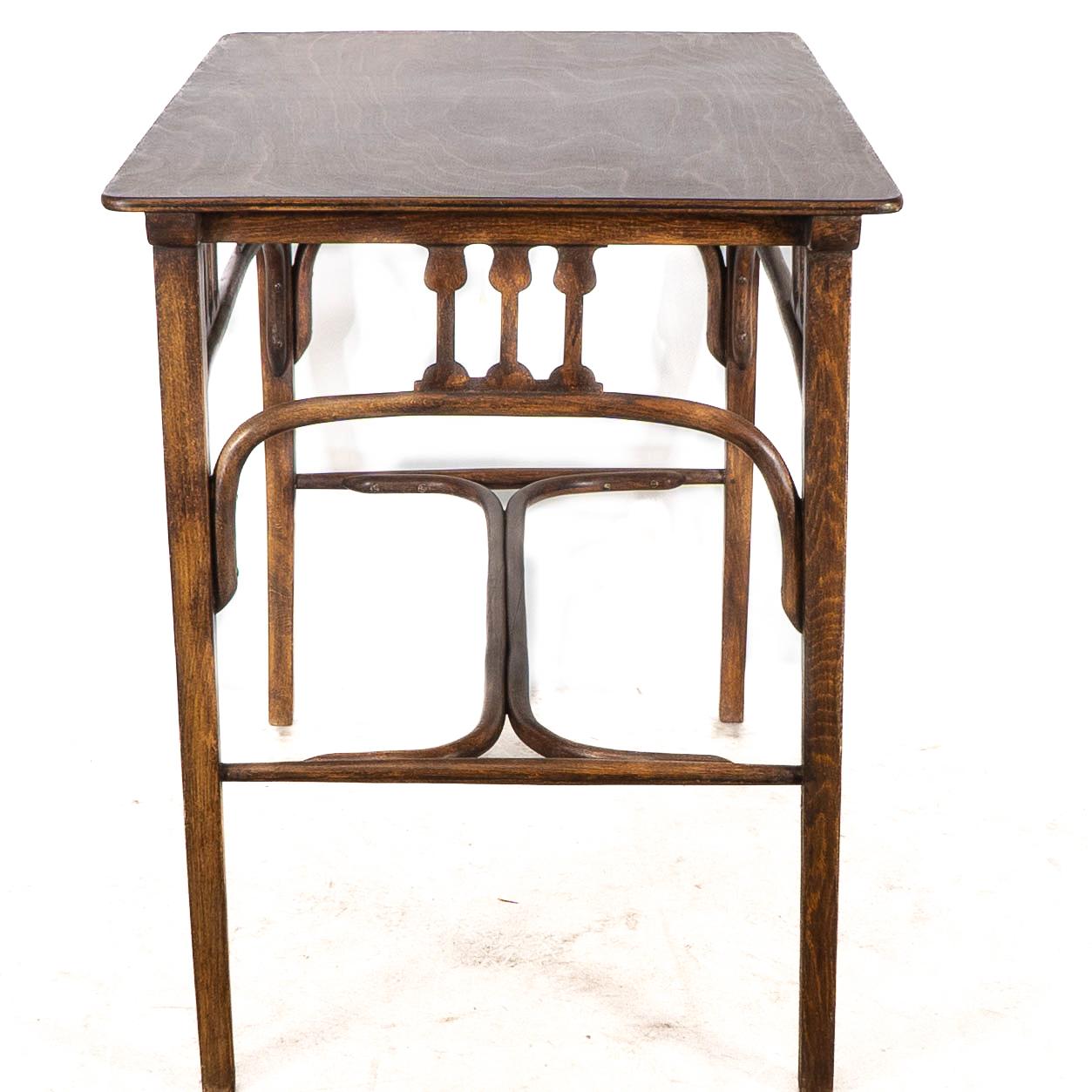 Sécession viennoise Gustav Siegel pour Jacob & Josef Kohn, une table en bois cintré sécessionniste de Vienne en vente