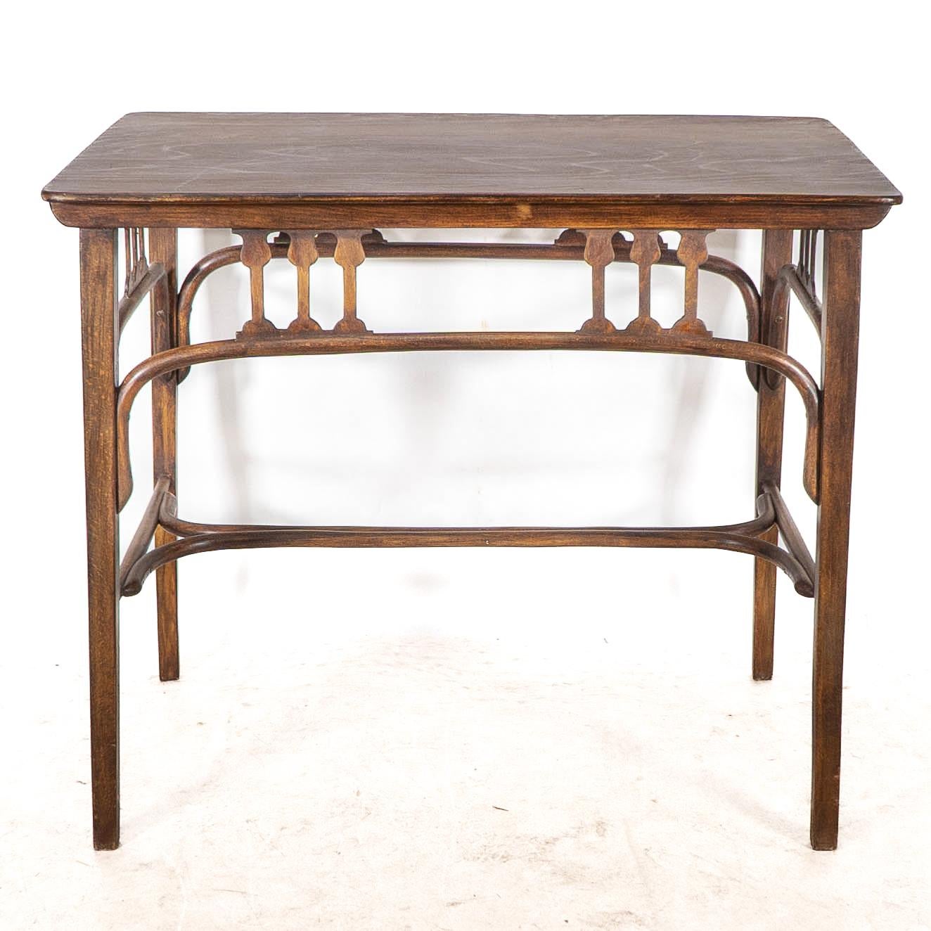 Autrichien Gustav Siegel pour Jacob & Josef Kohn, une table en bois cintré sécessionniste de Vienne en vente