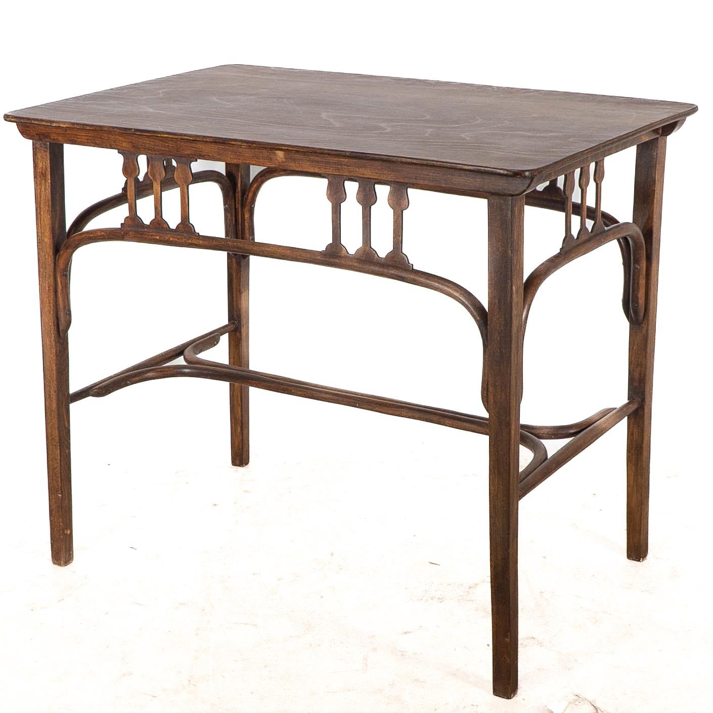 Fait main Gustav Siegel pour Jacob & Josef Kohn, une table en bois cintré sécessionniste de Vienne en vente