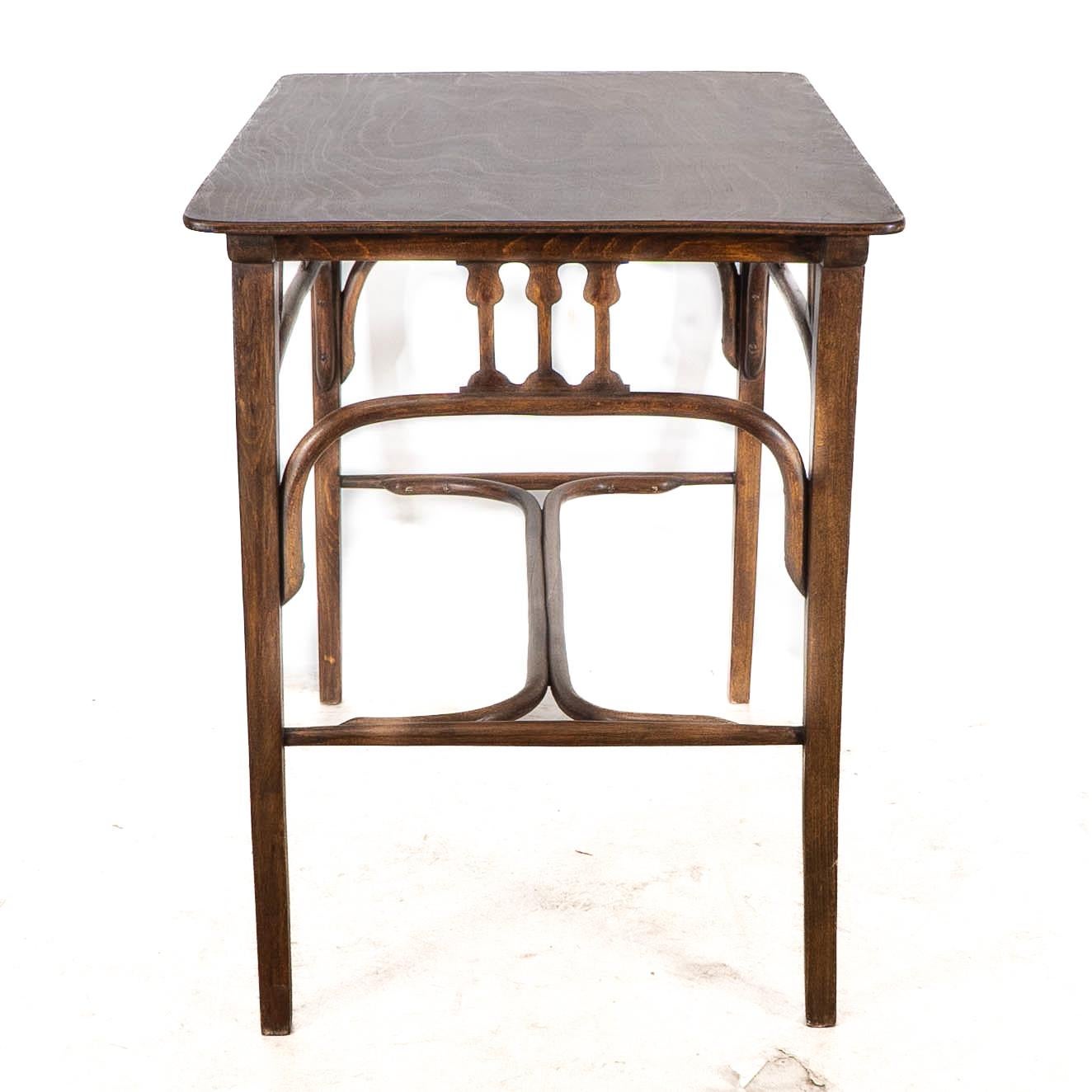 Gustav Siegel pour Jacob & Josef Kohn, une table en bois cintré sécessionniste de Vienne Bon état - En vente à London, GB