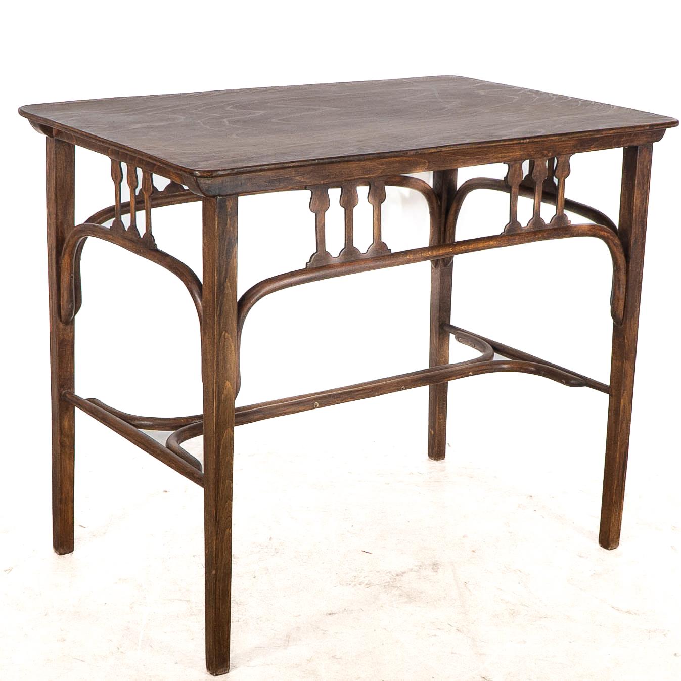 Début du 20ème siècle Gustav Siegel pour Jacob & Josef Kohn, une table en bois cintré sécessionniste de Vienne en vente