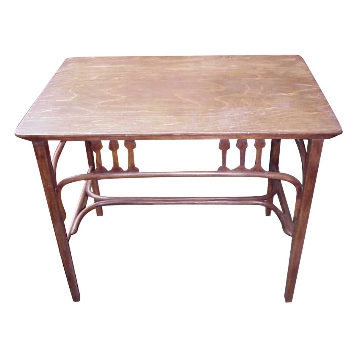 Gustav Siegel pour Jacob & Josef Kohn, une table en bois cintré sécessionniste de Vienne