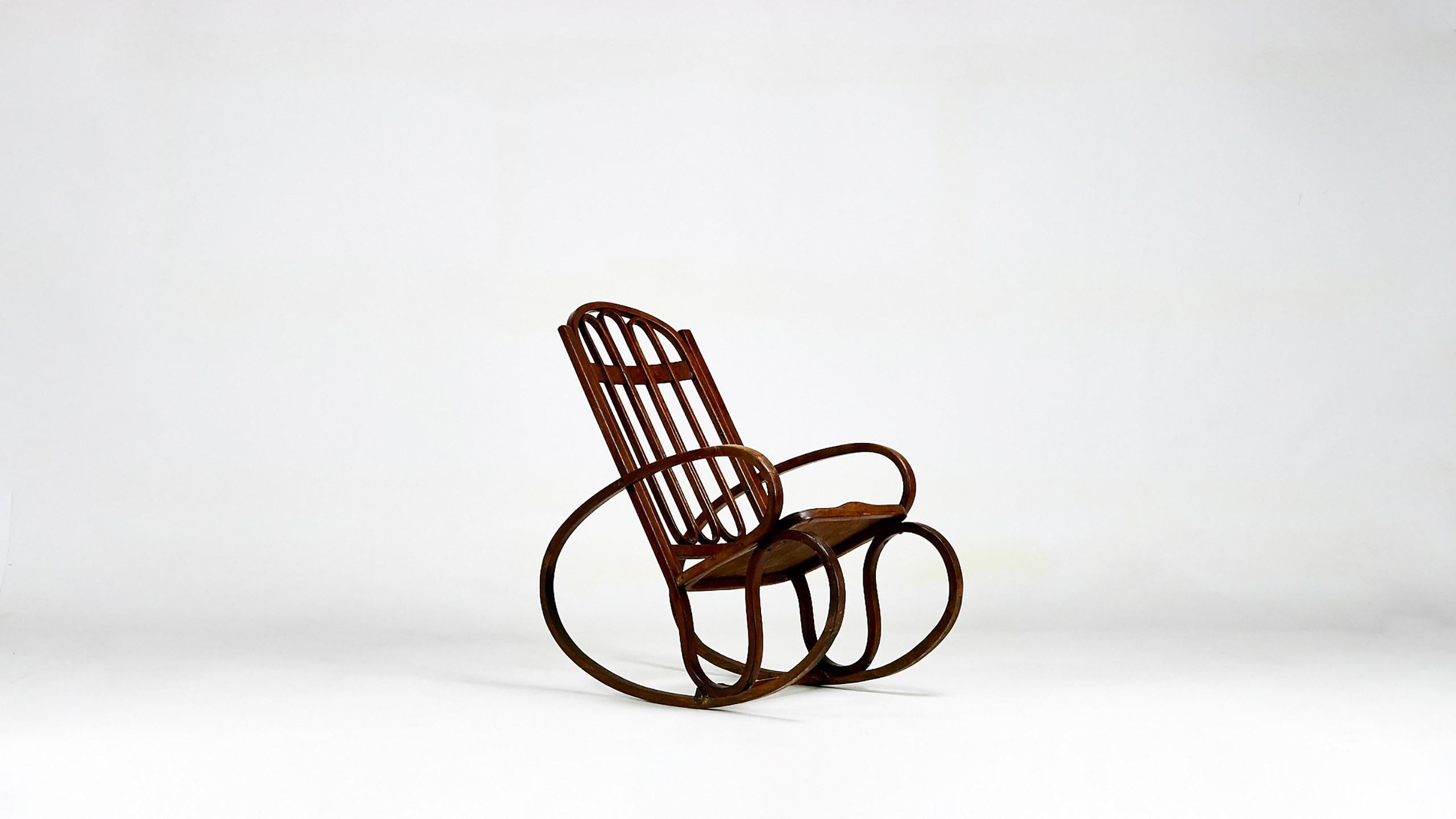 A bentwood rocking chair, by Austrian Art Nouveau designer Gustav Siegel for Jacob & Josef Kohn, circa 1900.

Good condition, perfectly functional, minors wares due to use and age.