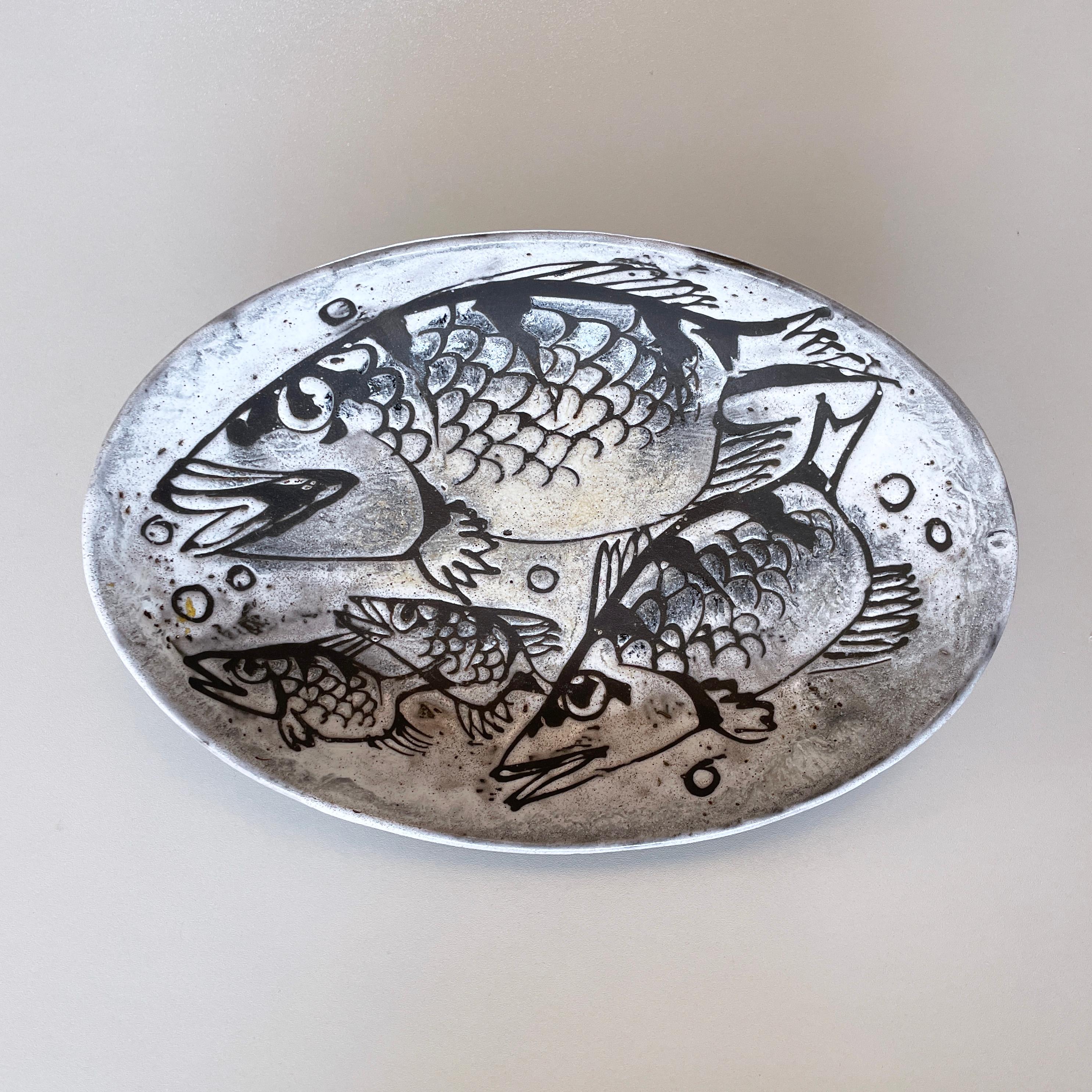 Plato/Cuenco decorativo Gustav Spörri - Ziegler Keramik, Schaffhausen, Suiza, 1958  
Con el distintivo diseño Perch. Un bello ejemplo de cerámica suiza de mediados de siglo. 
Firmado y fechado en la base: Original G. Spörri, Bernina Weihnachten