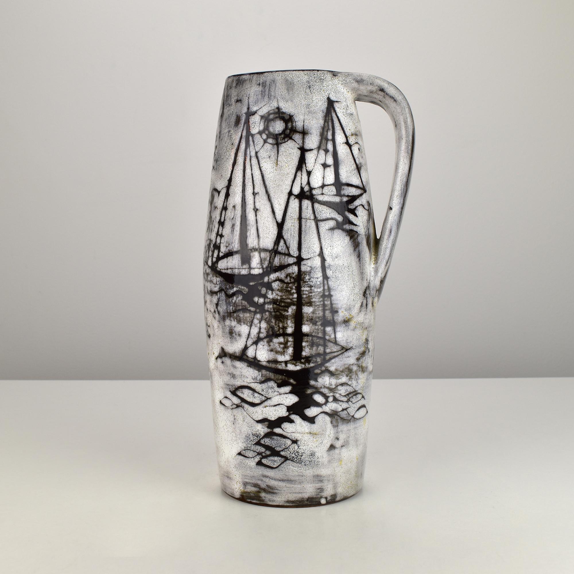 Llamativo jarrón de Studio Pottery del ceramista suizo Gustav Spörri para Ziegler Schaffhausen, fechado en 1959. Este jarrón de cerámica labrada a mano presenta una exclusiva decoración monocroma esgrafiada de veleros, ejecutada en negro sobre un