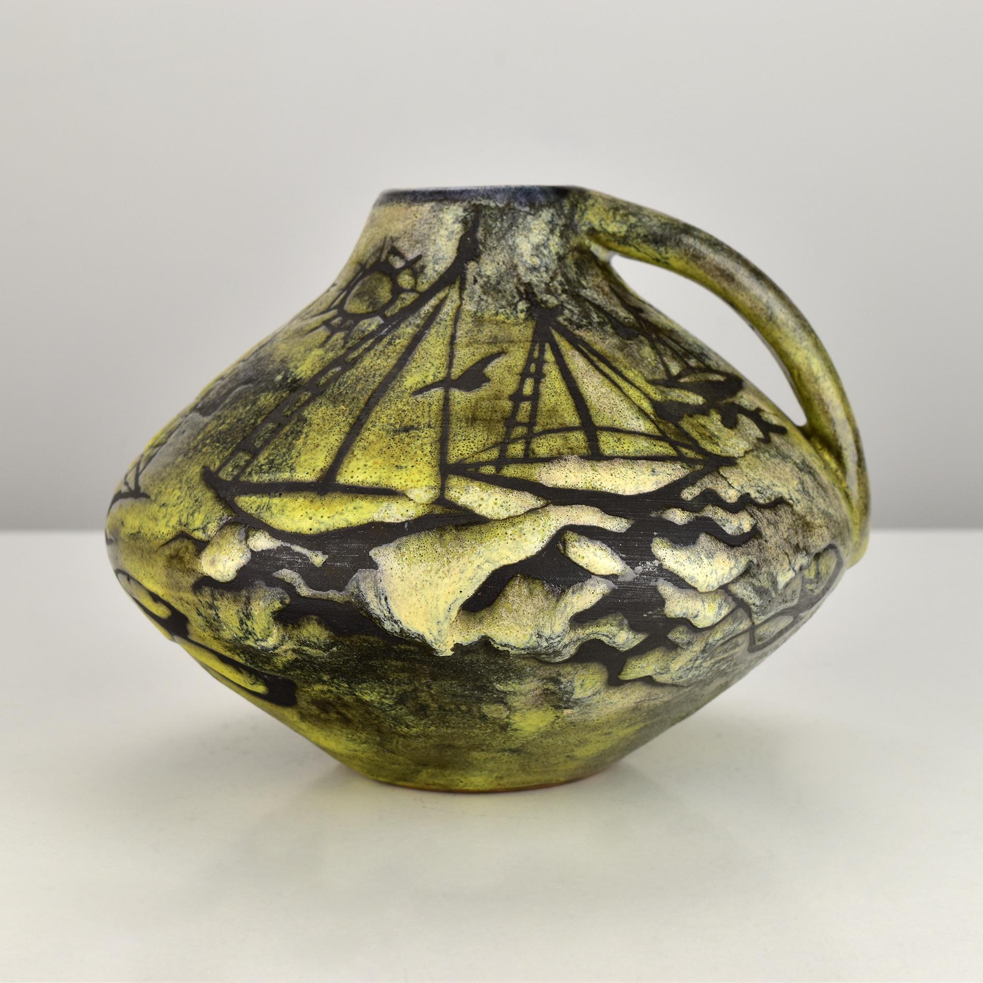 Questo straordinario vaso in Studio Pottery del ceramista svizzero Gustav Spörri (1920-2016) è stato realizzato per lo Studio A di Schaffhausen. Presenta un audace design moderno di metà secolo con un motivo astratto di barche a vela applicato a