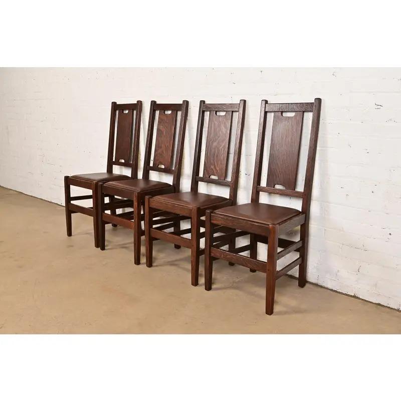 Rare ensemble de quatre chaises de salle à manger à dossier en H d'époque Mission ou Arts & Crafts

Par Gustav Stickley

États-Unis, vers 1912

Chêne massif scié sur quartier, avec sièges rembourrés en cuir.

Dimensions : 16.63 