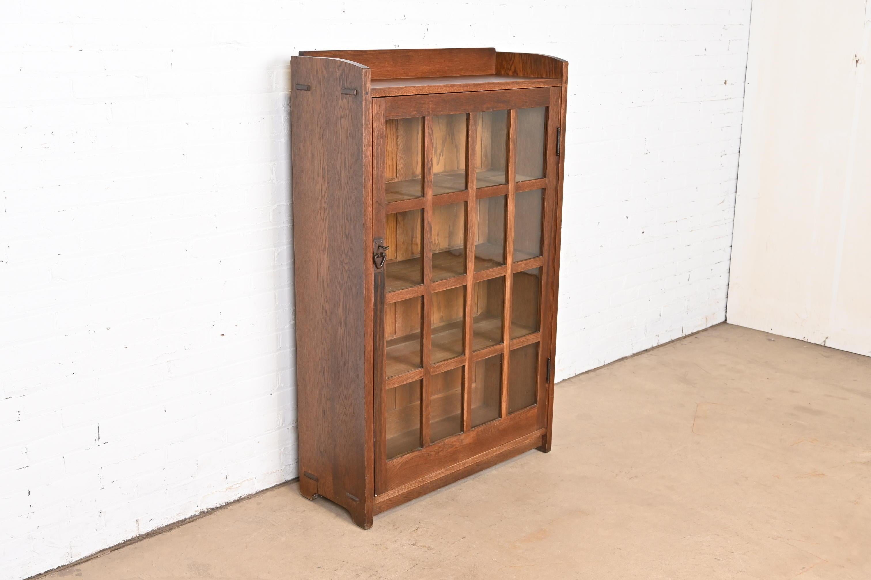 20th Century Gustav Stickley Antique Mission Oak Arts and Crafts Bookcase Cabinet, Circa 1900 For Sale