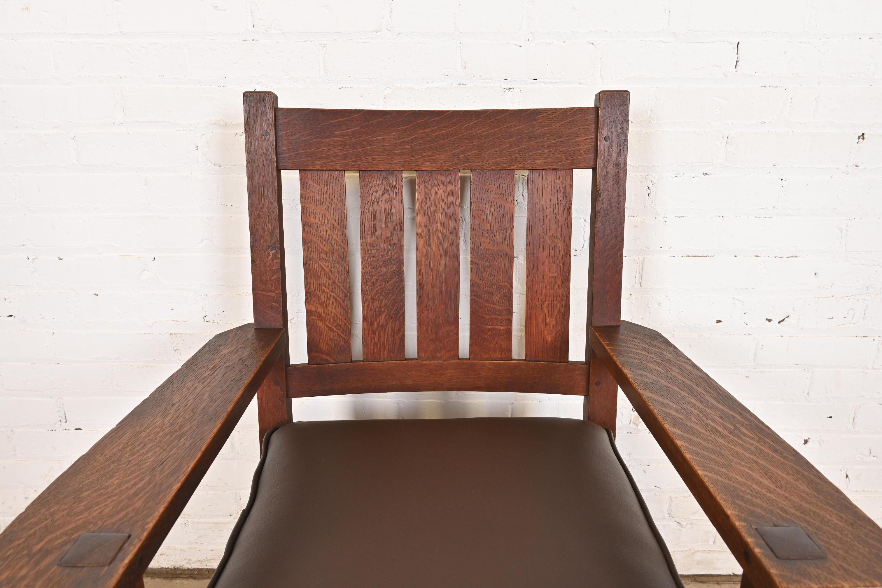 Cuir Gustav Stickley Antique Mission Oak Arts & Crafts Arm Chair en vente
