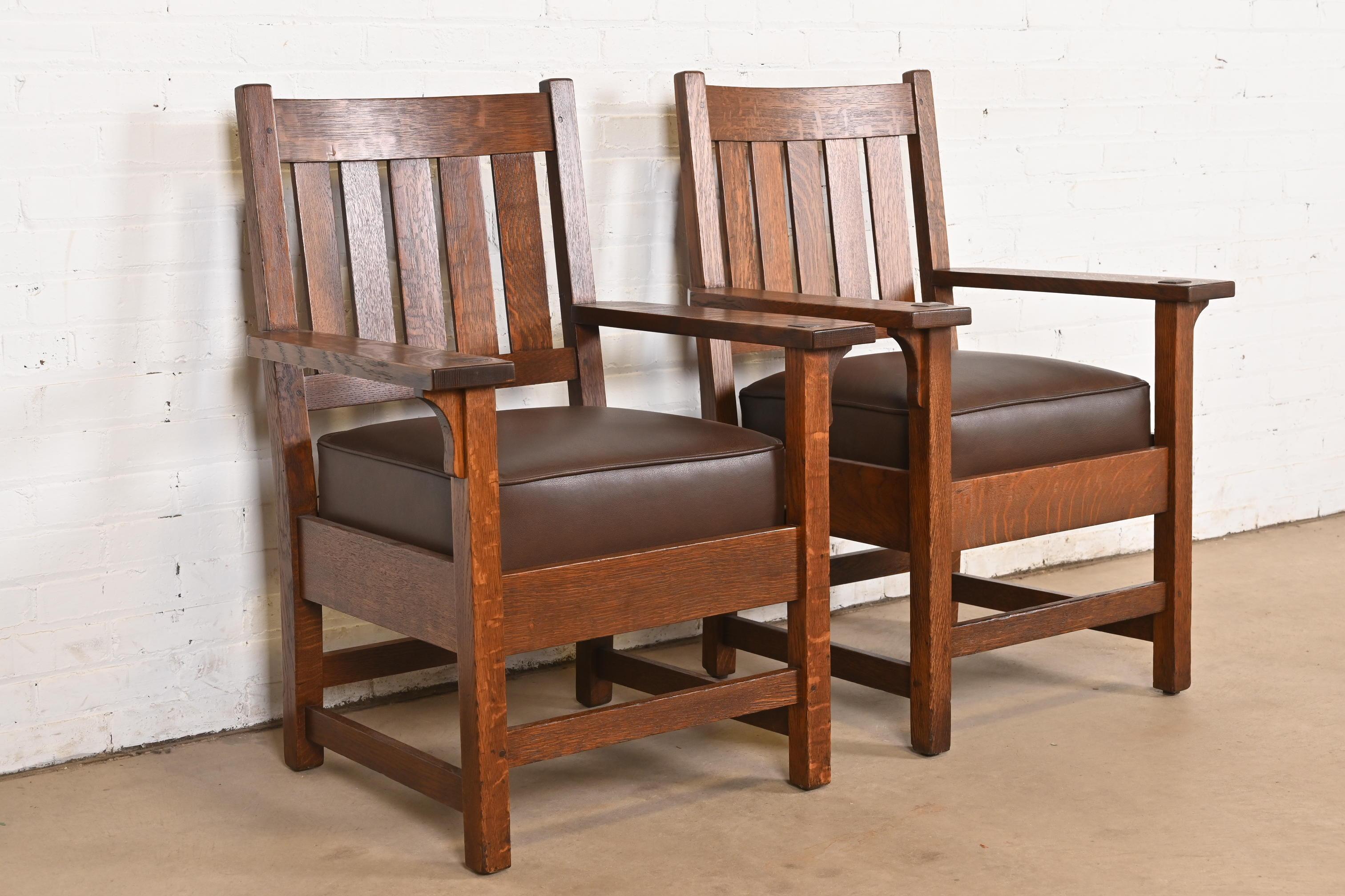 Rare et exceptionnelle paire de fauteuils club ou de chaises d'époque Mission ou Arts & Crafts.

Par Gustav Stickley

États-Unis, vers 1910

Magnifiques cadres en chêne scié sur quartier, avec sièges rembourrés en cuir.

Dimensions : 27 