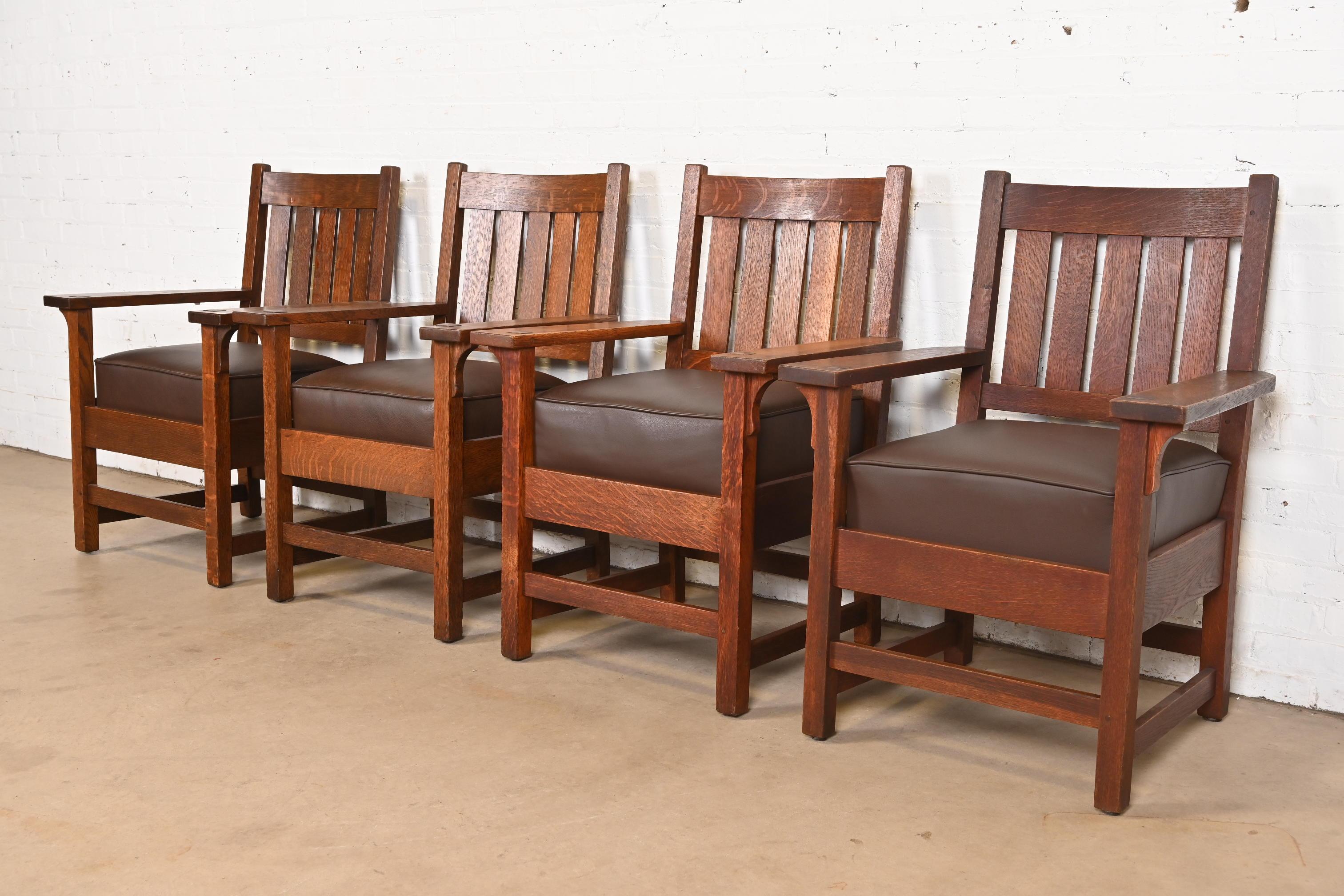 Un raro ed eccezionale set di quattro antiche sedie o poltrone da club del periodo Mission o Arts & Crafts

Di Gustav Stickley

USA, circa 1910

Splendide strutture in quercia segata a quarto di dollaro, con sedili rivestiti in pelle.

Misure: 27 