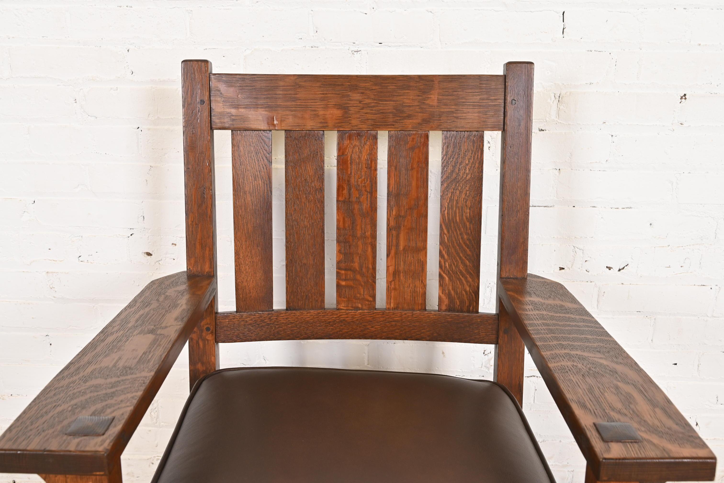 Pelle Gustav Stickley - Poltrone Mission Arts & Crafts in quercia, set di quattro sedie in vendita