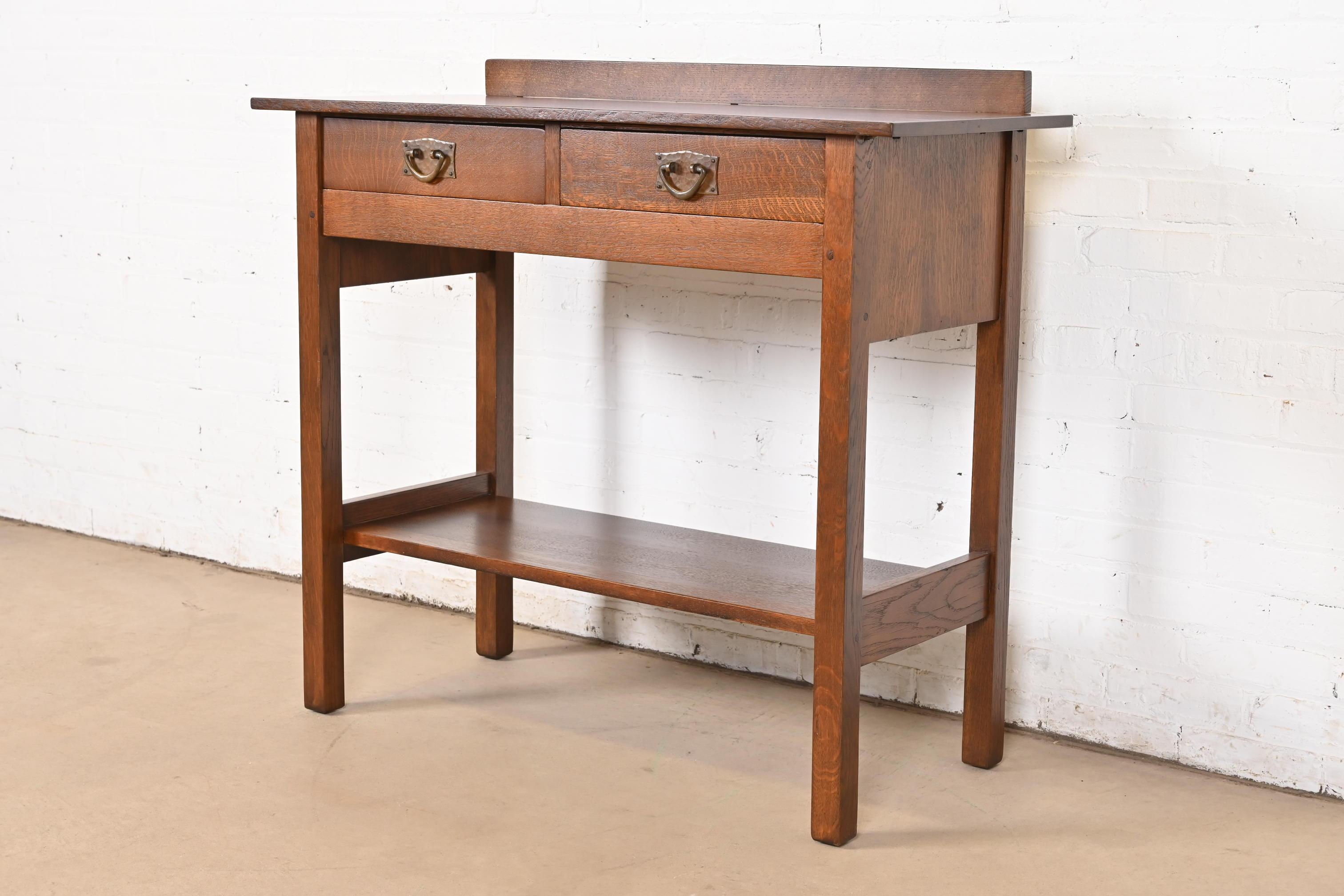 Una rara ed eccezionale credenza buffet o server d'epoca Mission o Arts & Crafts

Di Gustav Stickley (firmato con decalcomania rossa)

USA, circa 1900

Splendida quercia segata a quarto di dollaro, con ferramenta originale in rame