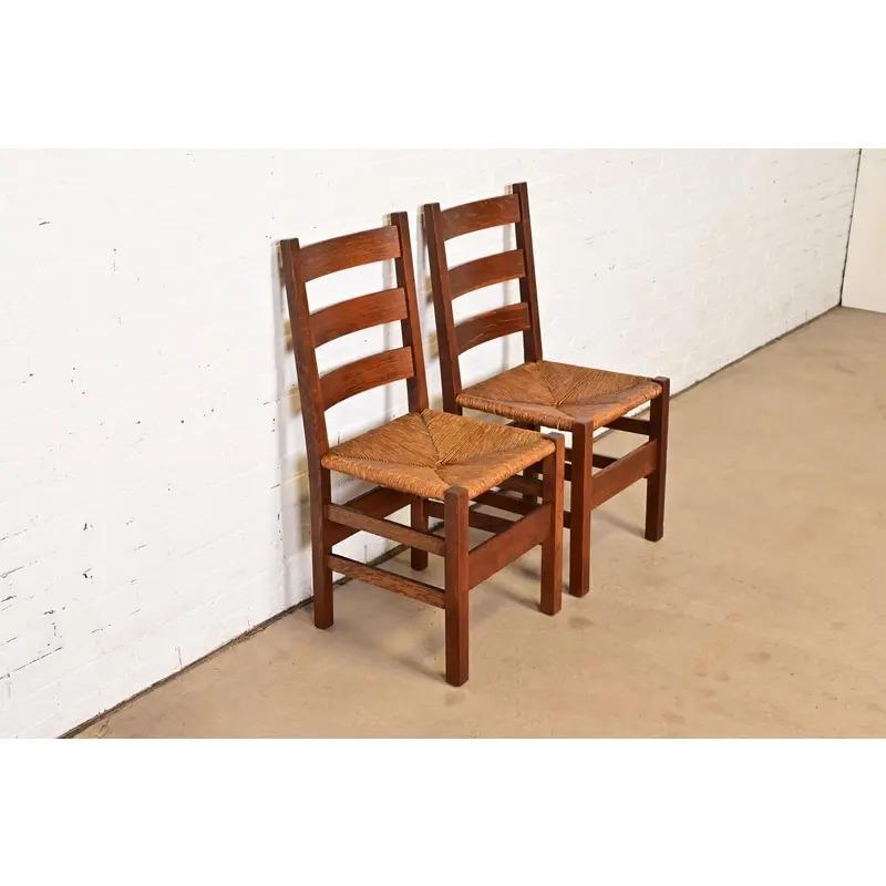 Gustav Stickley Antike Mission Arts & Crafts Eiche Esszimmerstühle, Paar im Zustand „Gut“ im Angebot in South Bend, IN