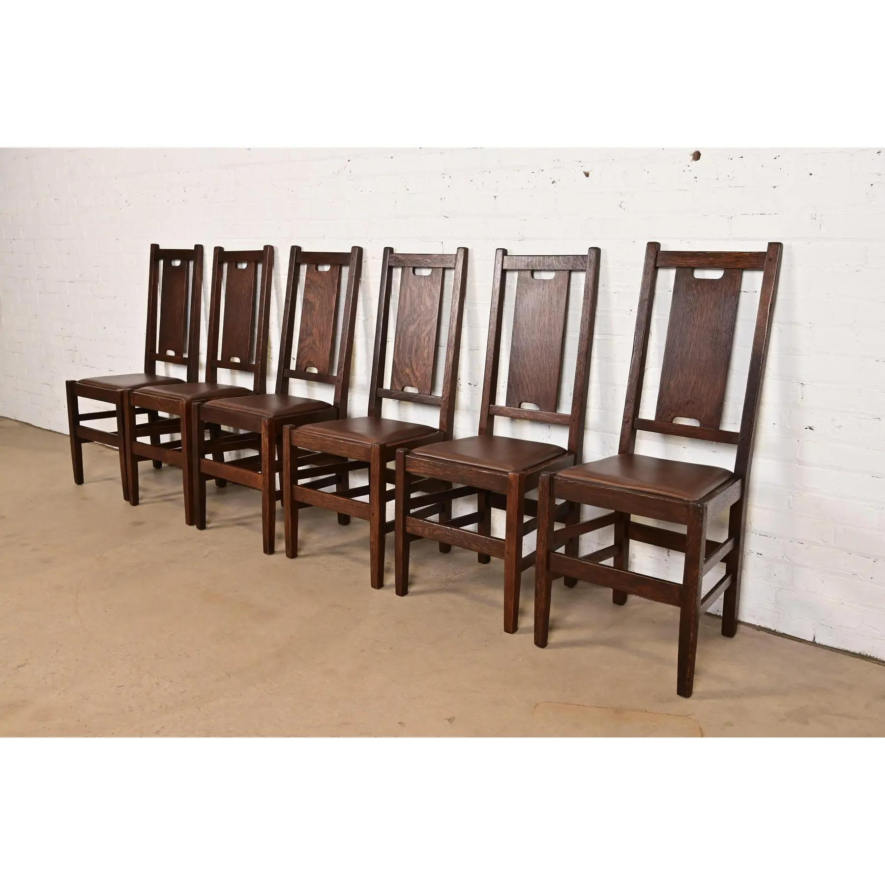 Ein seltener Satz von sechs H-Rücken-Esszimmerstühlen aus der Zeit der Mission oder des Arts & Crafts

Von Gustav Stickley

USA, ca. 1912

Massive, quartiersgesägte Eiche, mit ledergepolsterten Sitzen.

Maße: 16,63 