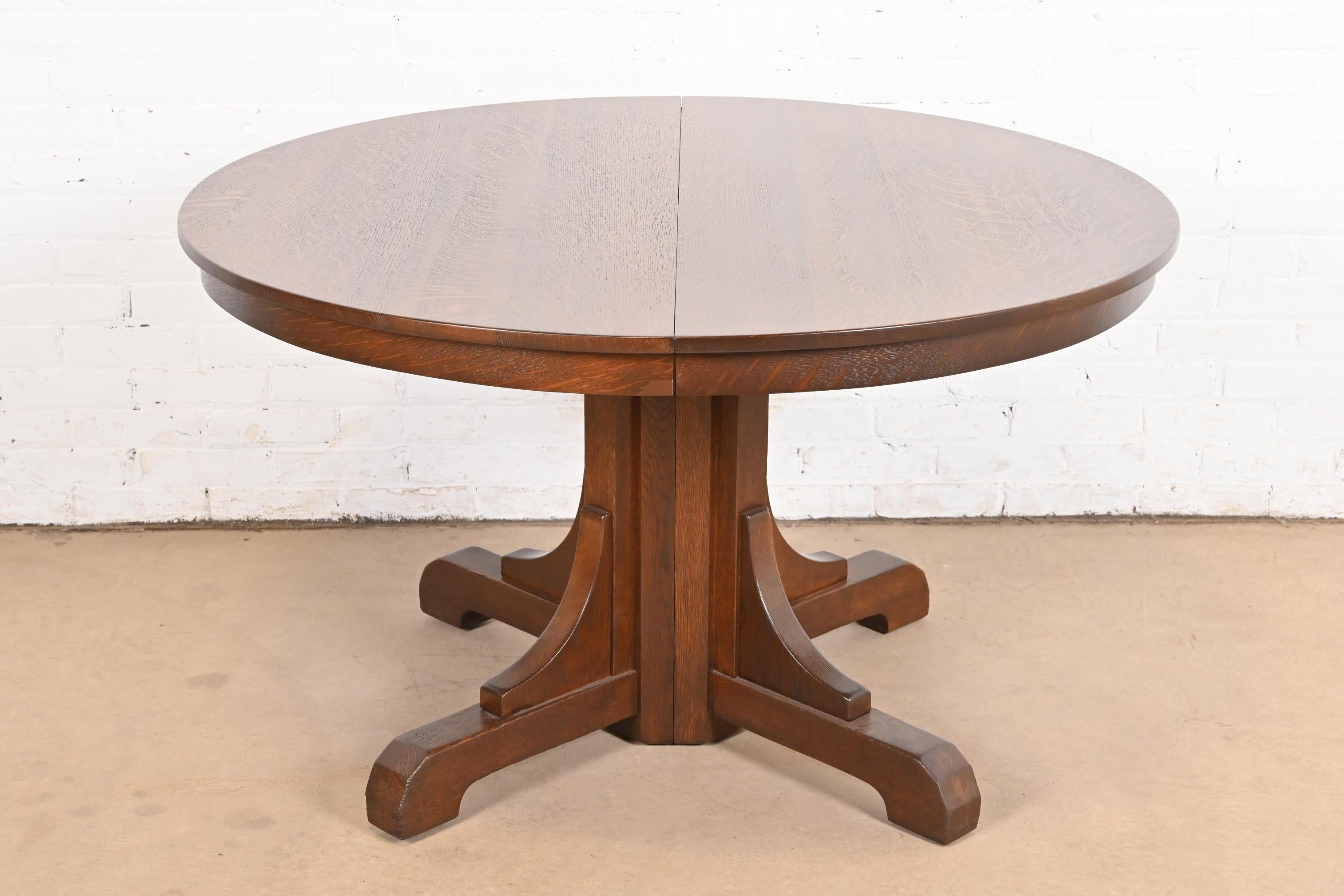 Un raro ed eccezionale tavolo da pranzo antico Mission o Arts & Crafts in quercia segata a quarto di pollice con piedistallo spaccato

Di Gustav Stickley 

USA, circa 1900

Misure: 48 