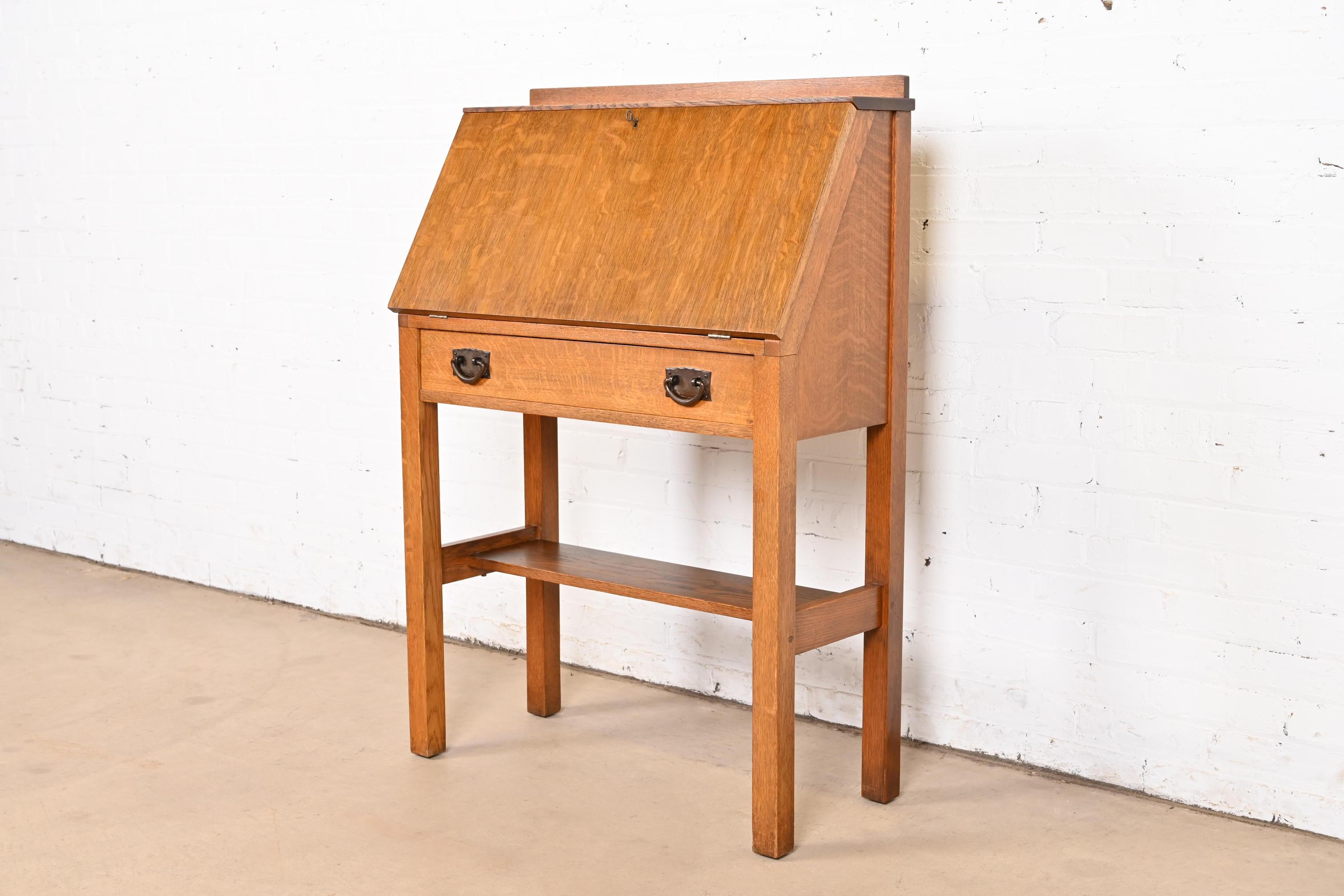 Un raro y excepcional escritorio de secretaria antiguo Mission o Arts & Crafts con frente abatible

Por Gustav Stickley

EE.UU., Circa 1900

Roble aserrado en cuarto, con herrajes originales de cobre martillado.

Medidas: 30,25