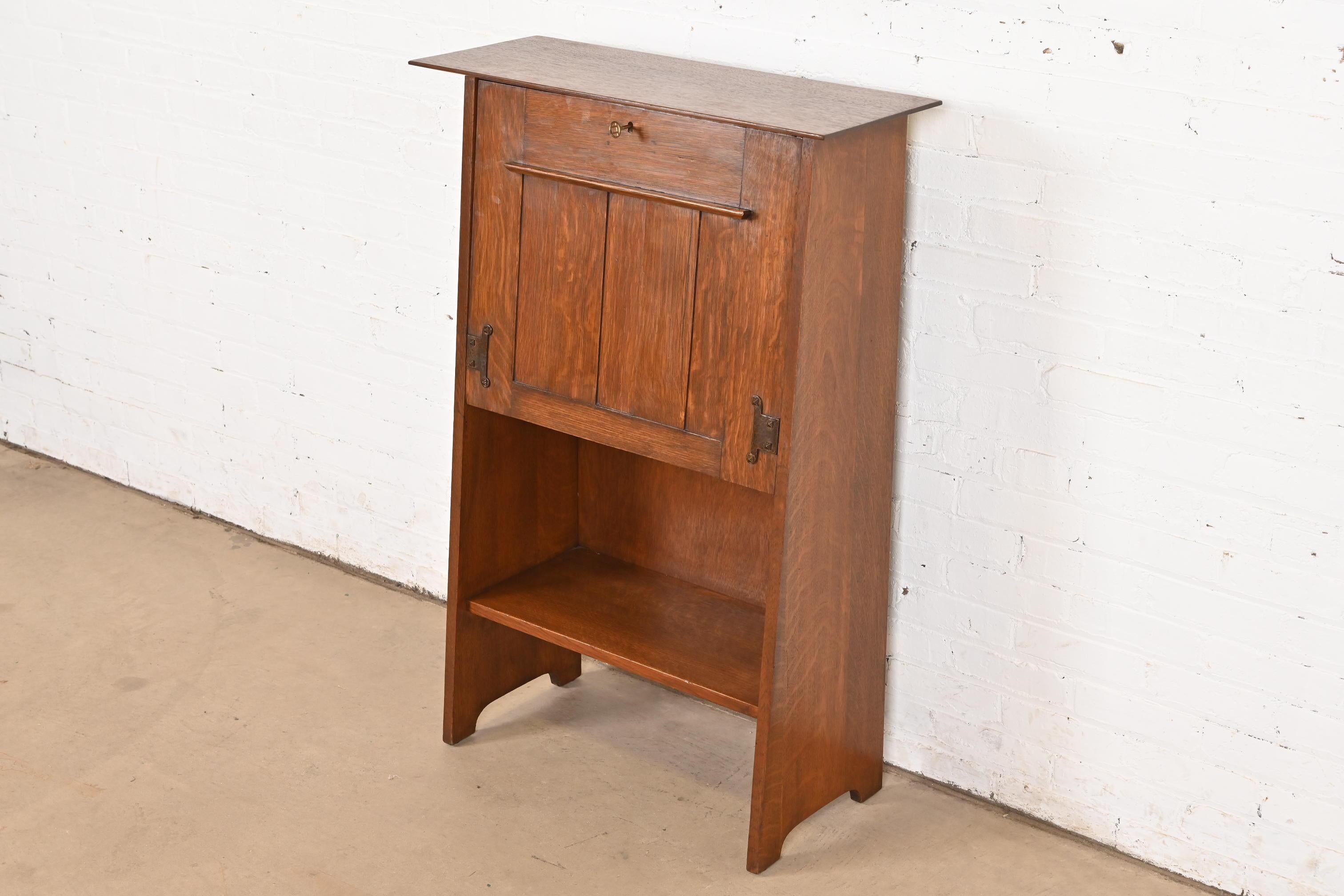 Rare et exceptionnel secrétaire de style Mission ou Arts & Crafts.

Par Gustav Stickley (signé avec étiquette en papier)

USA, Circa 1900

Chêne scié sur quartier, avec quincaillerie d'origine en cuivre martelé.

Dimensions : 30,13 