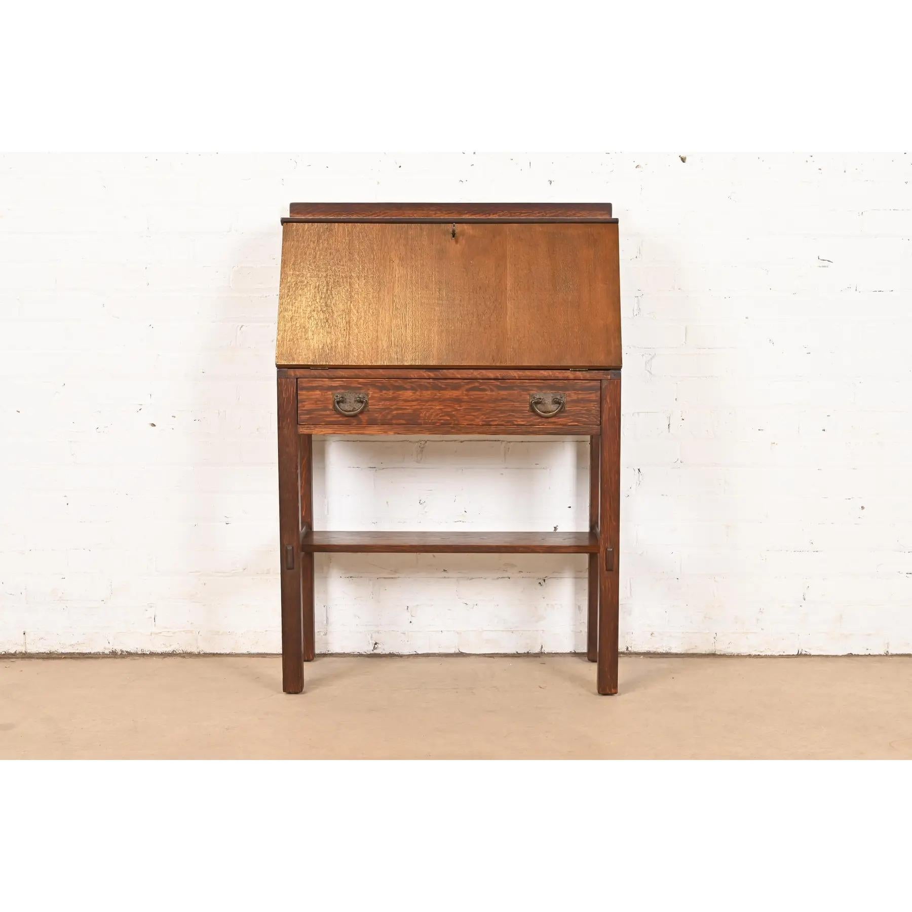 Rare et exceptionnel bureau secrétaire ancien de style Mission ou Arts & Crafts à façade en saillie.

Par Gustav Stickley (signé avec une étiquette au dos)

USA, Circa 1900

Chêne scié sur quartier, avec quincaillerie d'origine en cuivre
