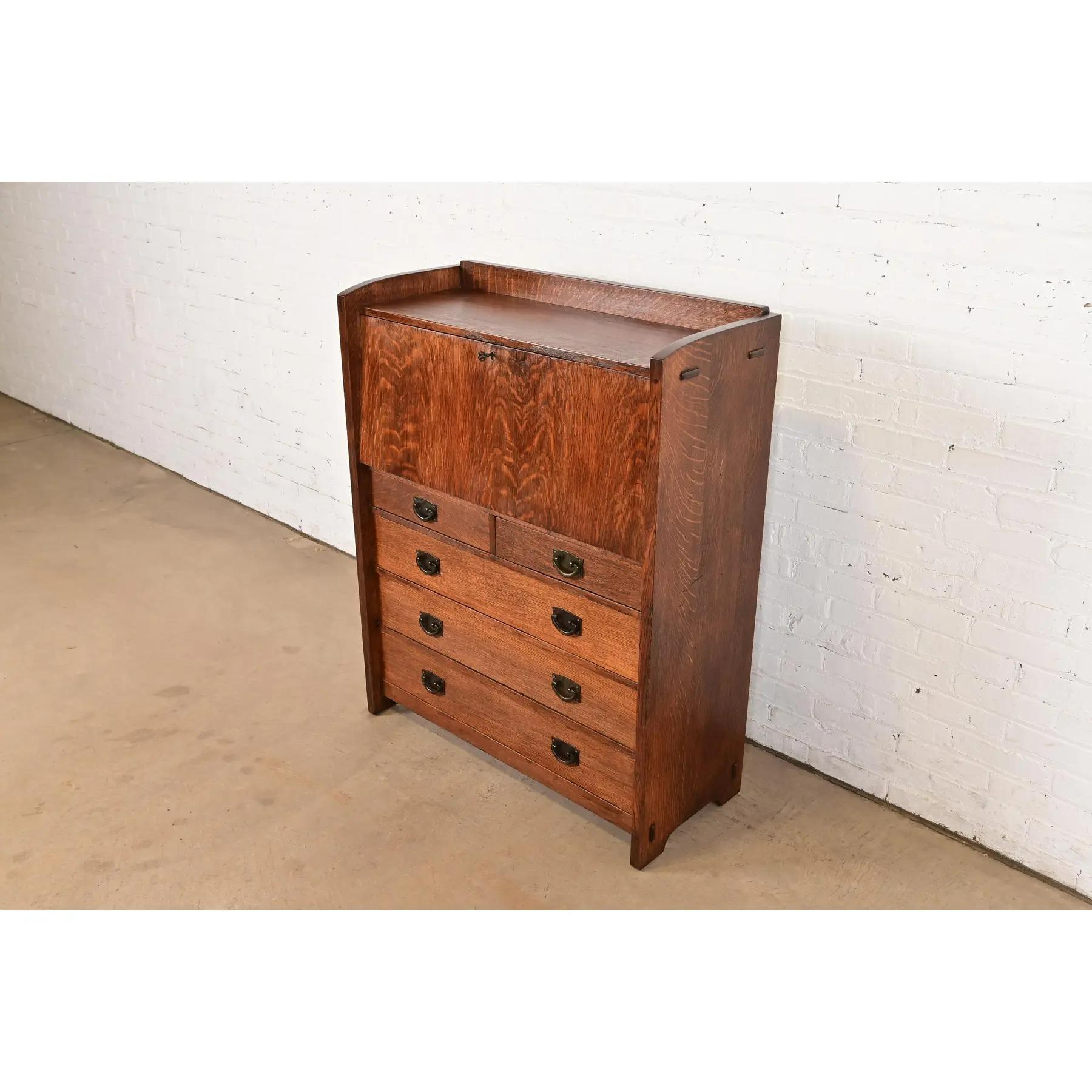 Rare et exceptionnel secrétaire à abattant d'époque Mission ou Arts & Crafts

Par Gustav Stickley 

États-Unis, vers 1910

Chêne scié sur quartier, avec quincaillerie d'origine en cuivre martelé. L'armoire se verrouille et la clé est