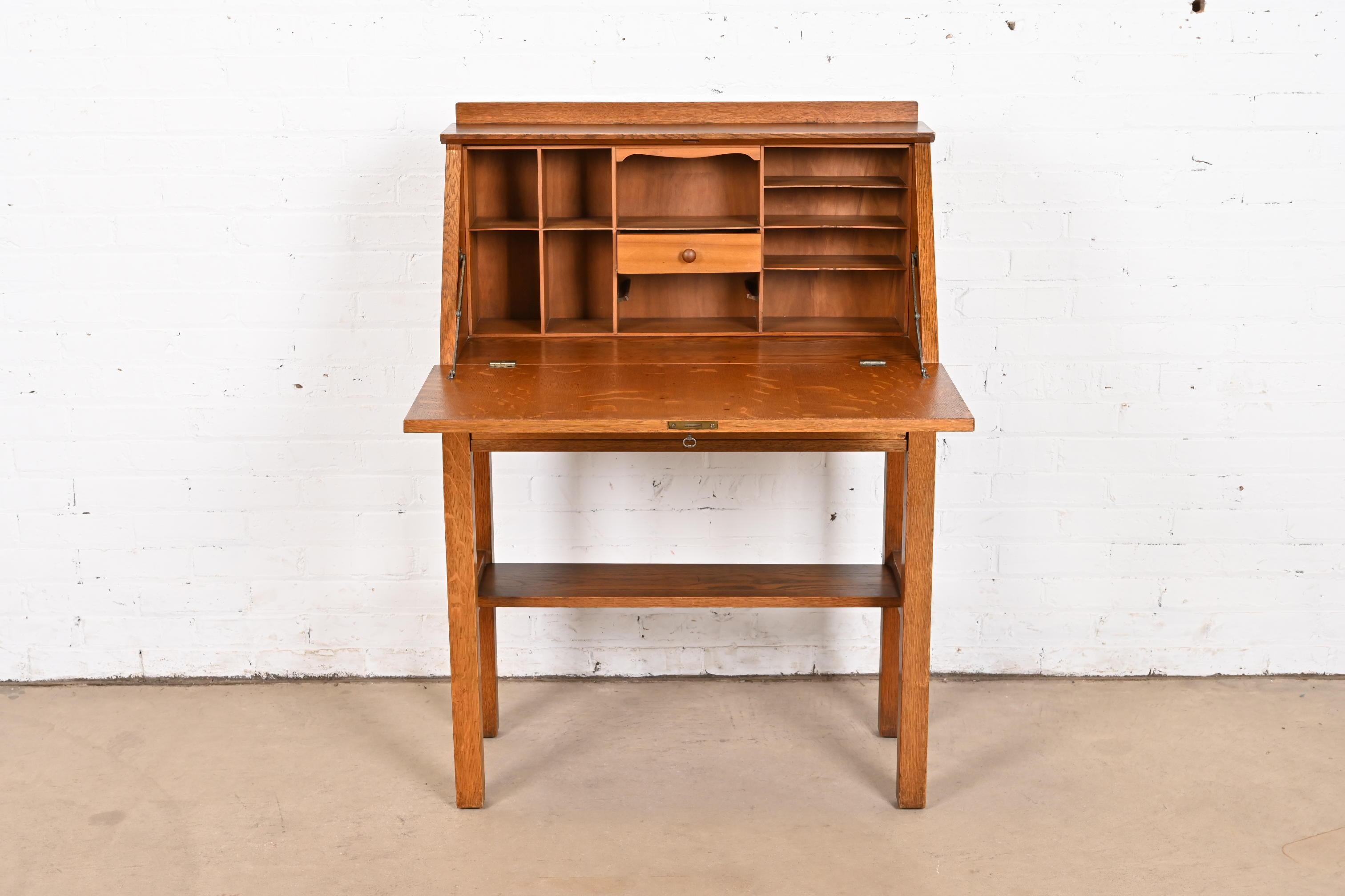 Gustav Stickley Antique Mission Arts & Crafts Escritorio con frente abatible siglo XX en venta