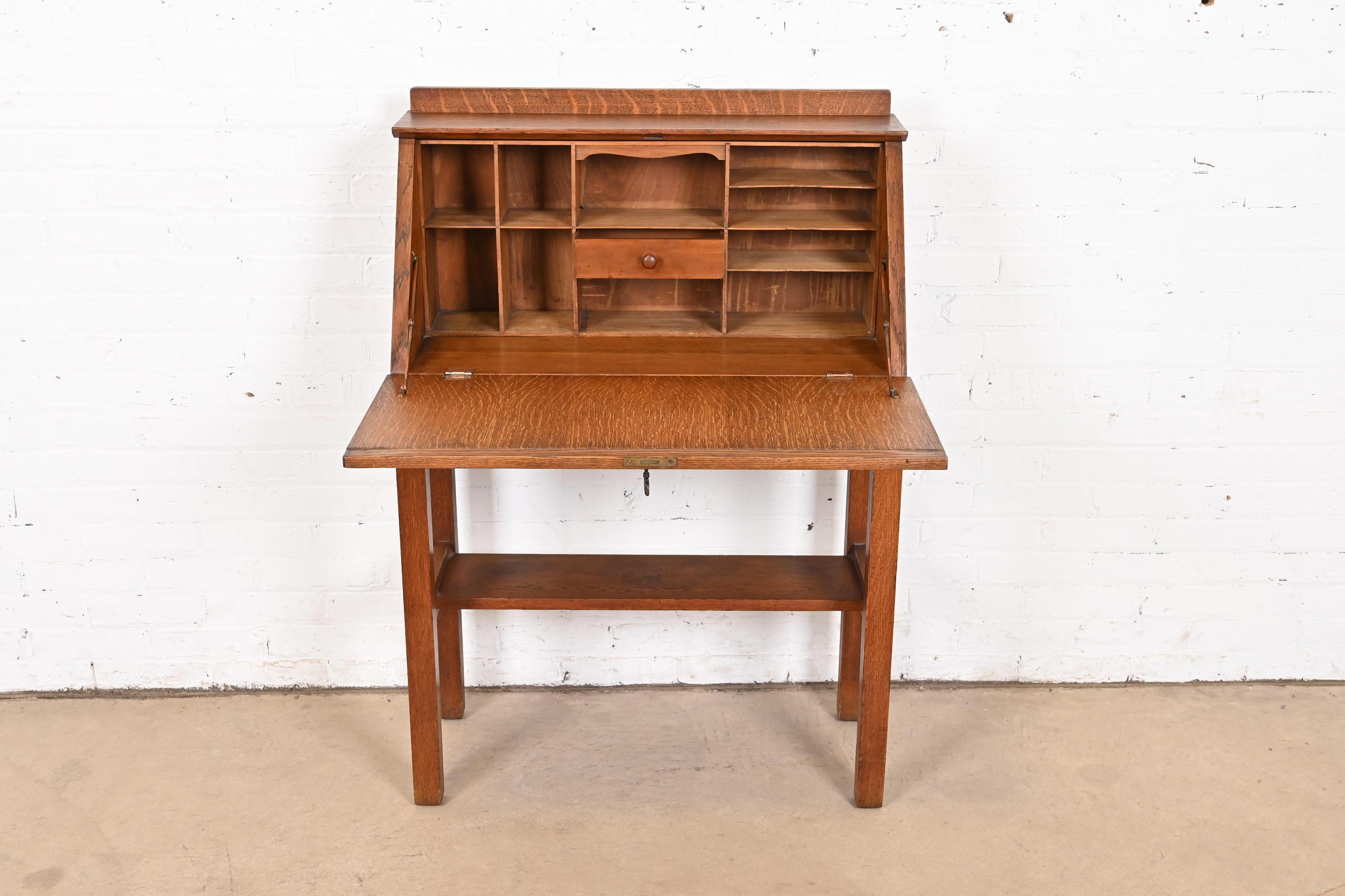 Gustav Stickley Antiker Missions-Sekretär-Schreibtisch aus Eiche im Arts and Crafts-Stil mit fallender Front (Kupfer) im Angebot