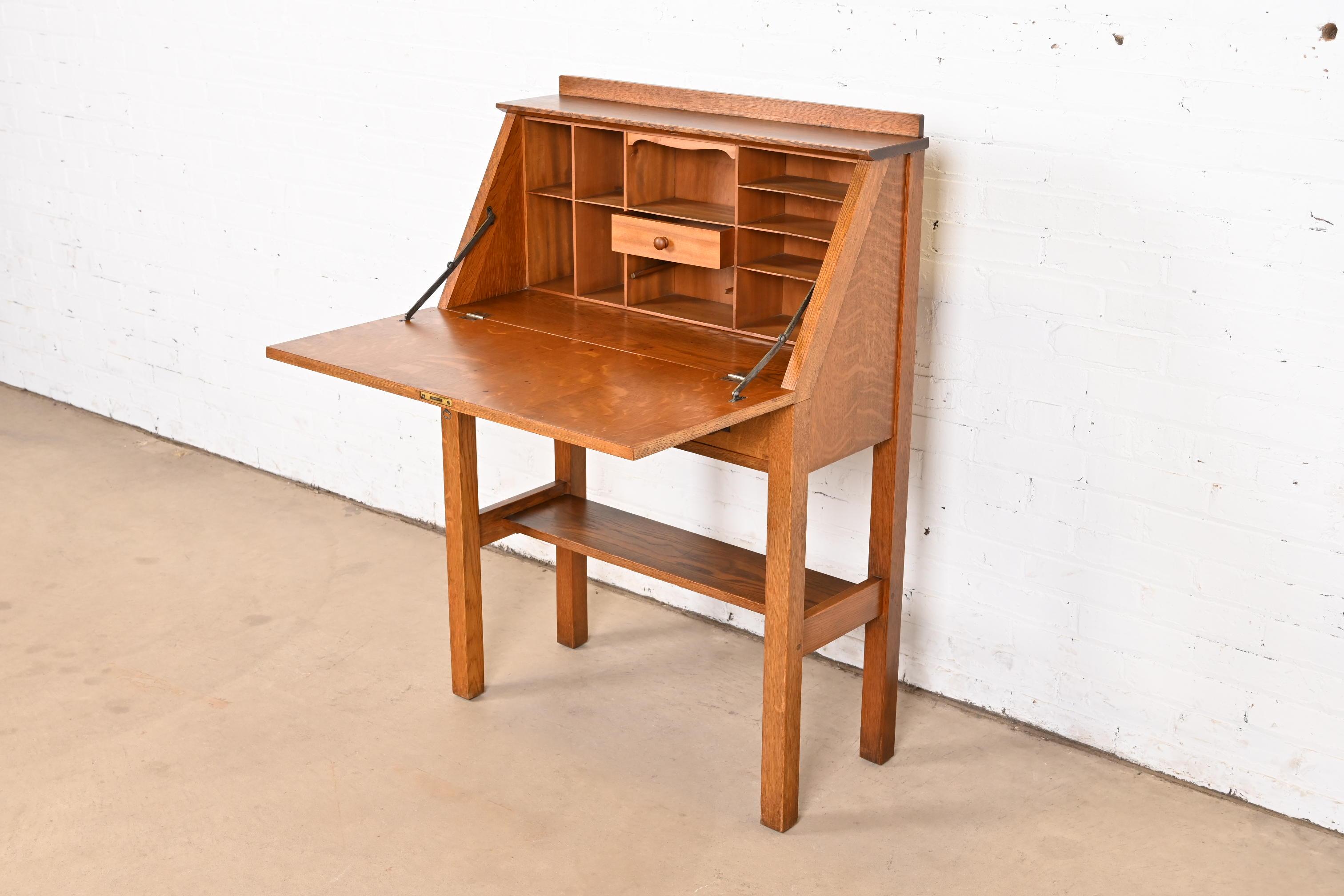 Gustav Stickley Antique Mission Arts & Crafts Escritorio con frente abatible Cobre en venta