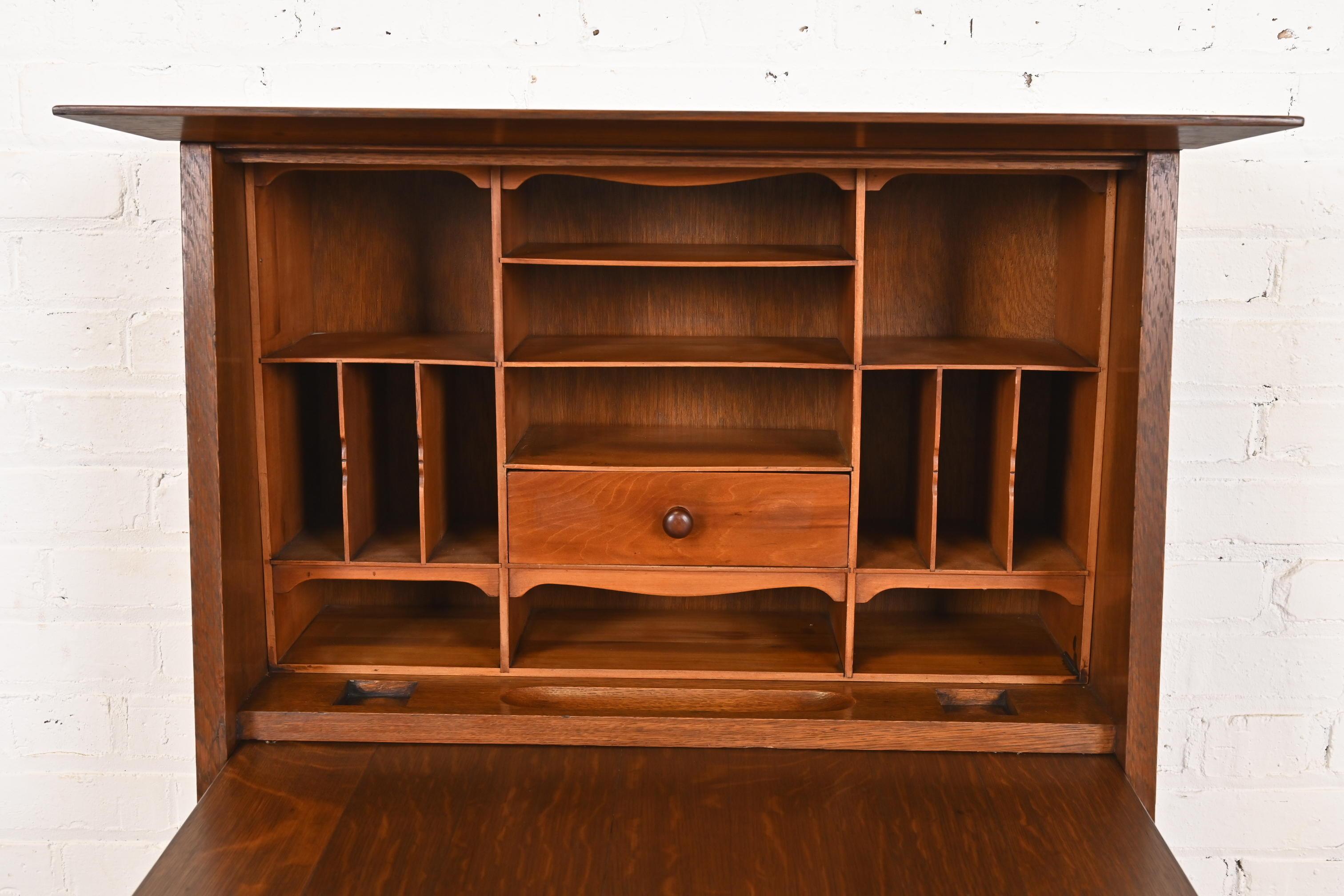 Cuivre Gustav Stickley Antique Mission Oak Arts & Crafts Drop Front Secretary Desk (bureau à tiroirs) en vente