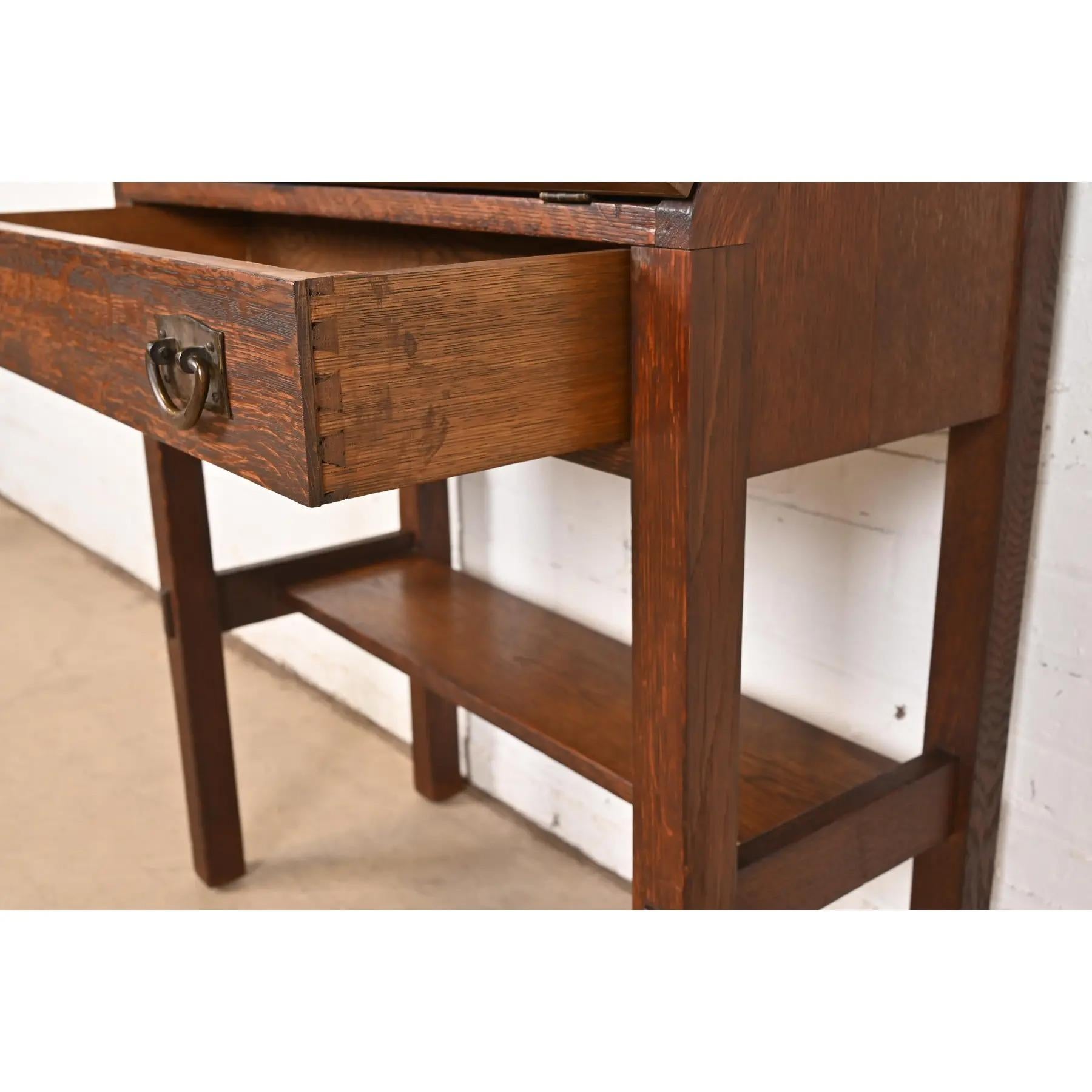Cuivre Gustav Stickley Antique Mission Oak Arts & Crafts Drop Front Secretary Desk (bureau à tiroirs) en vente