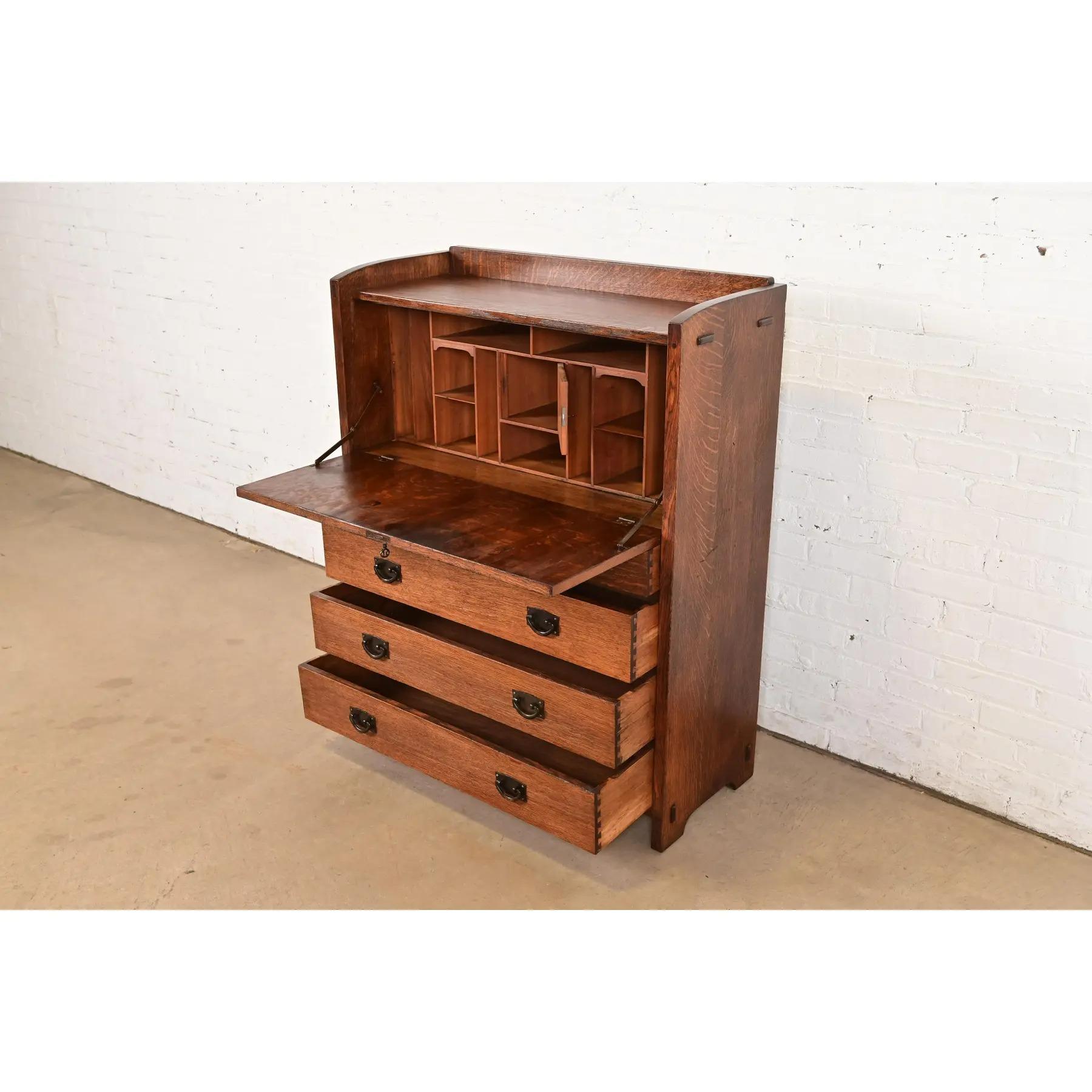 Cuivre Gustav Stickley Antique Mission Oak Arts & Crafts Drop Front Secretary Desk (bureau à tiroirs) en vente