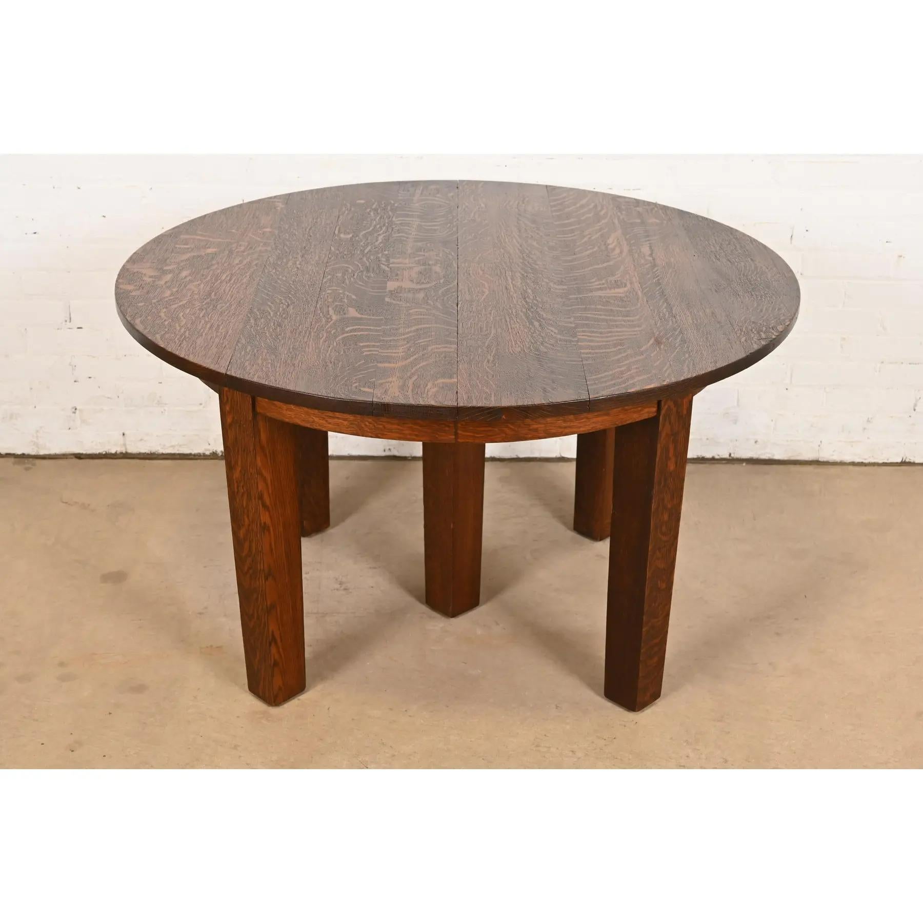 Un raro ed eccezionale tavolo da pranzo antico Mission o Arts & Crafts in quercia segata a un quarto di dollaro

Di Gustav Stickley

USA, circa 1910

Misure: 48 