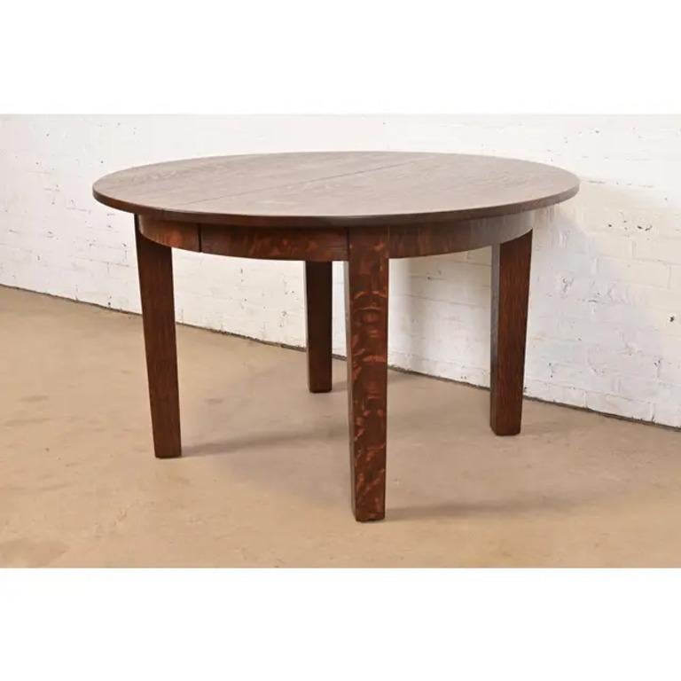 Rare et exceptionnelle table de salle à manger à rallonge en chêne quart de scie d'époque Mission ou Arts & Crafts.

Par Gustav Stickley (signé avec étiquette en papier)

États-Unis, vers 1910

Dimensions : 48 