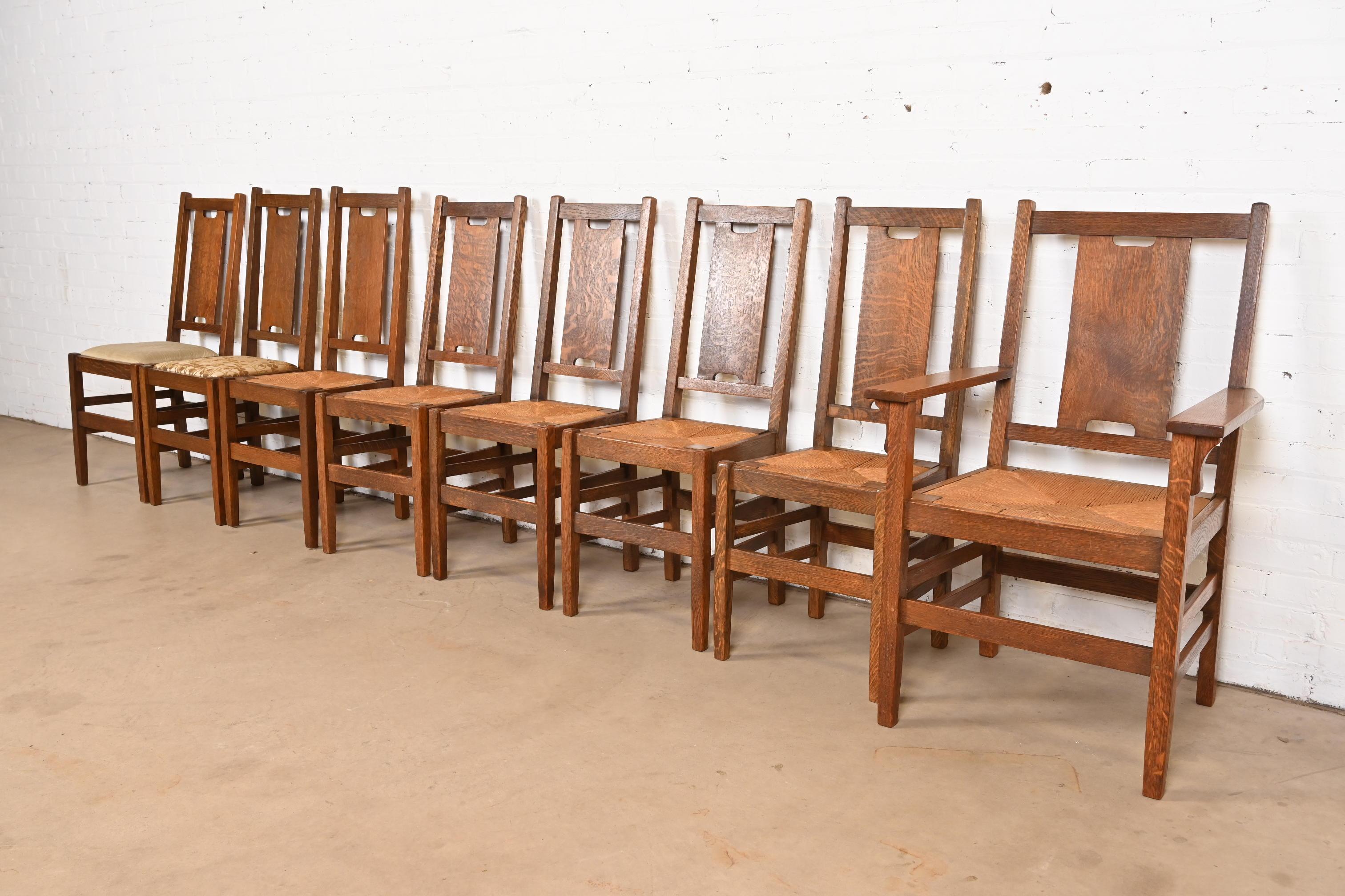 Ein seltener Satz von acht Eichenstühlen mit H-Rückenlehne aus der Zeit der Arts & Crafts Mission

Von Gustav Stickley

USA, Anfang 20. Jahrhundert

Massive, quartiersgesägte Eiche, mit Binsen-Sitzen und -Polsterung.

Maßnahmen: 
Beistellstühle -